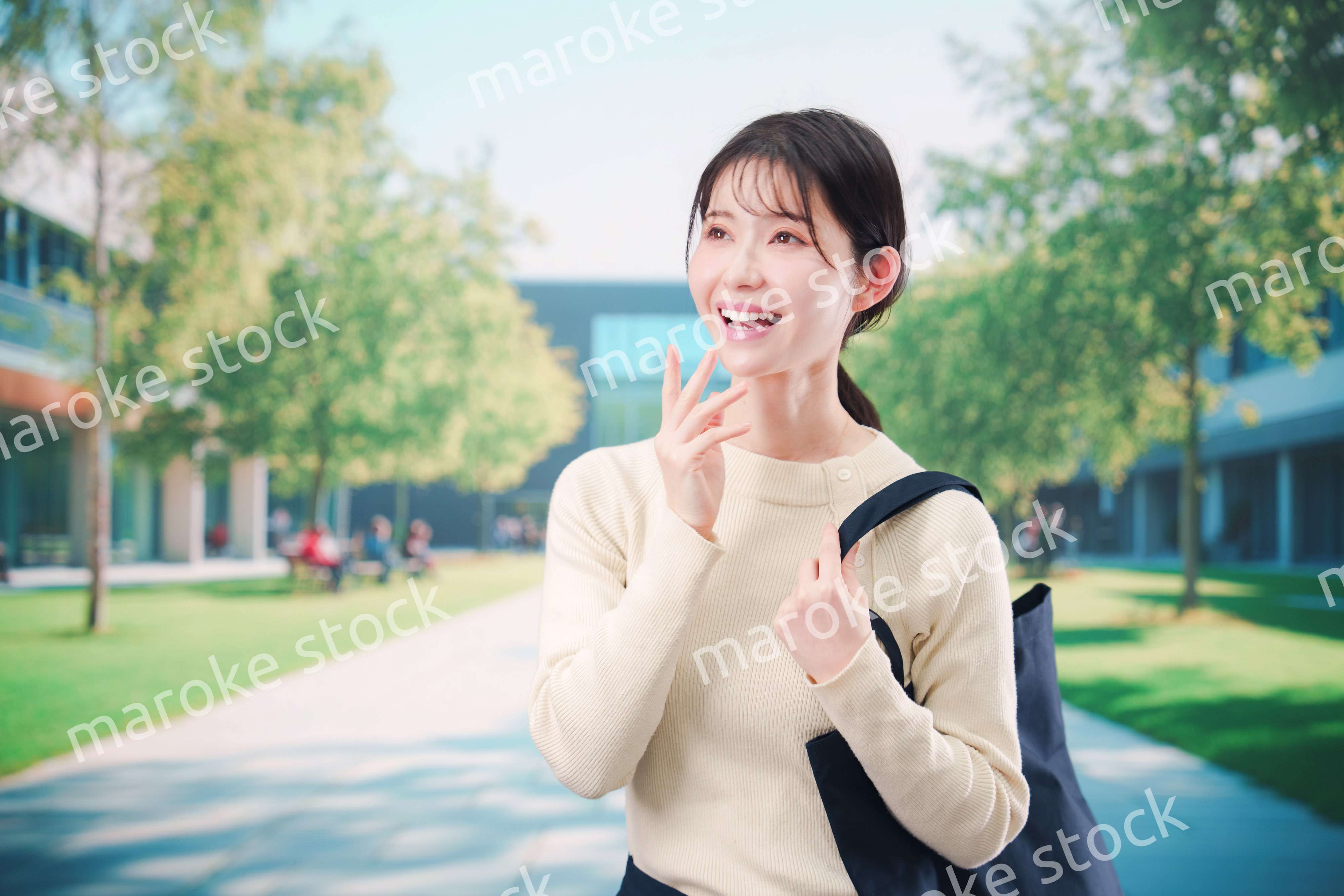 大学のキャンパスで過ごす若い女性