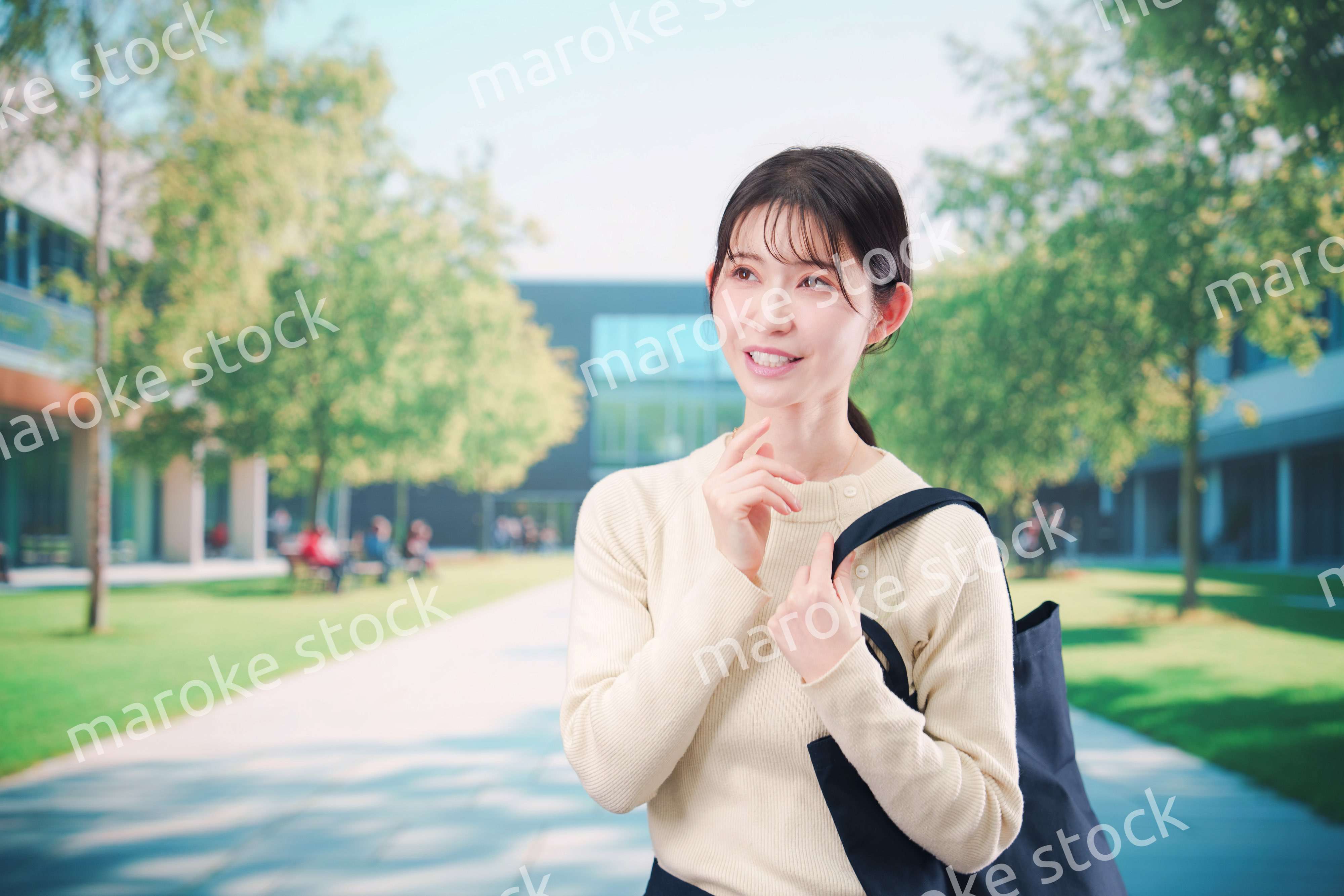 大学のキャンパスで過ごす若い女性