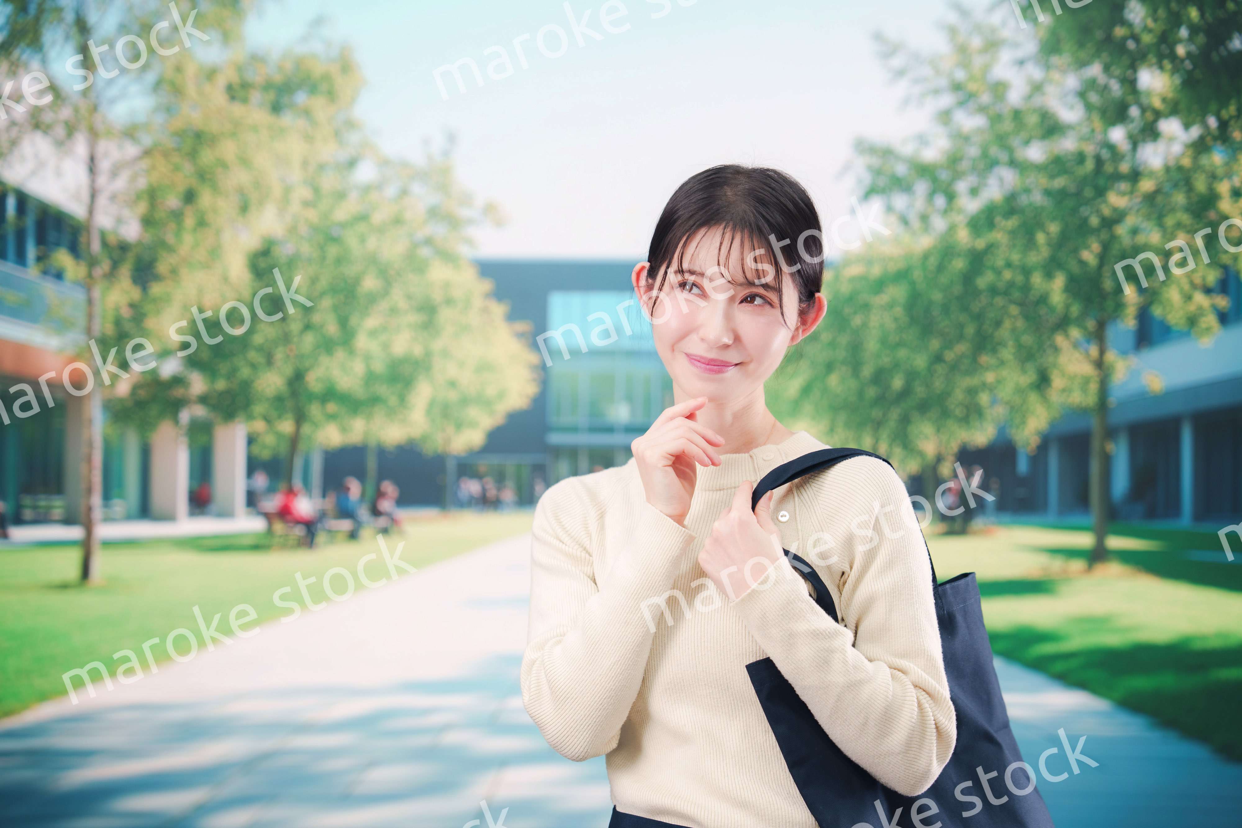 大学のキャンパスで過ごす若い女性