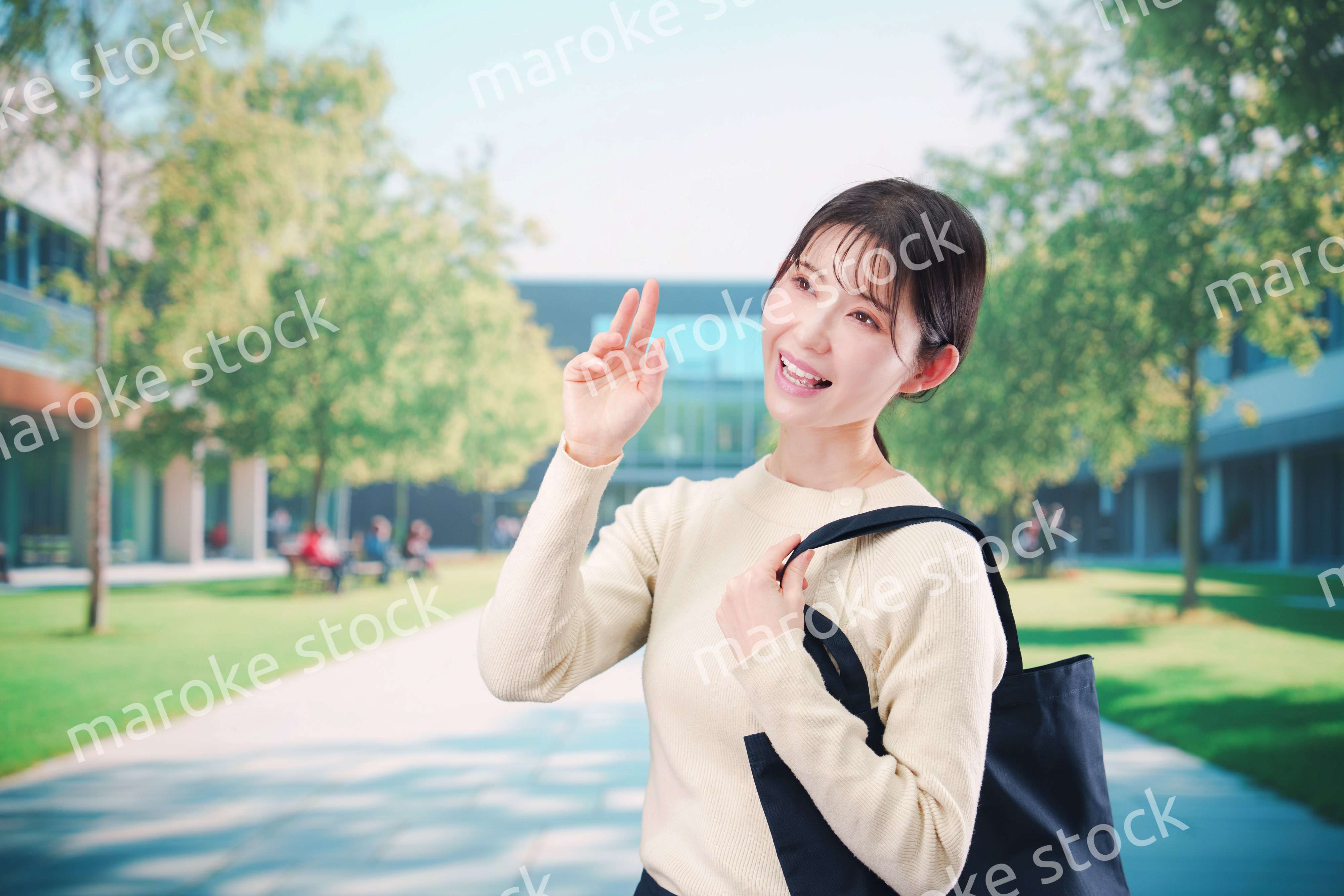 大学のキャンパスで過ごす若い女性