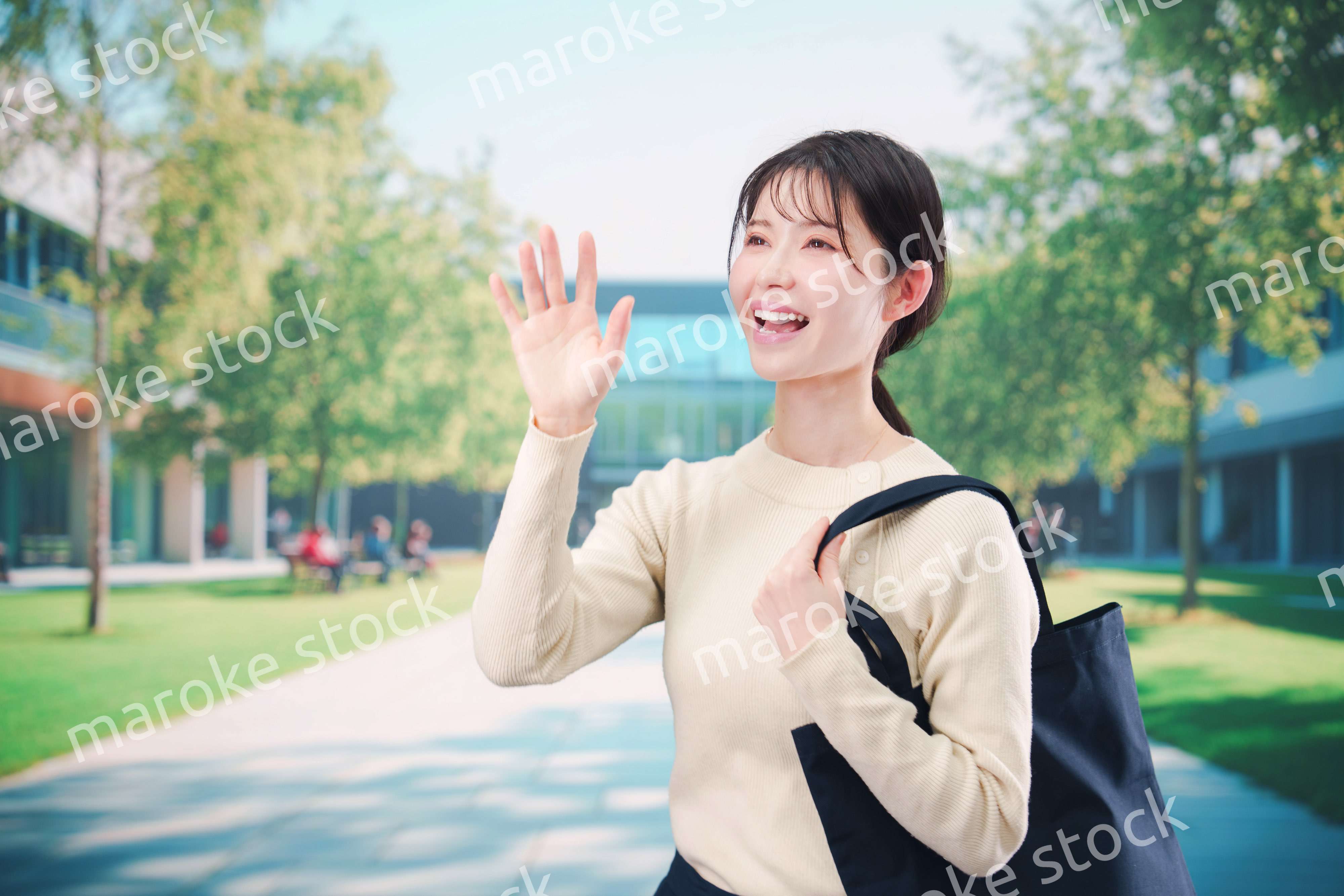 大学のキャンパスで過ごす若い女性