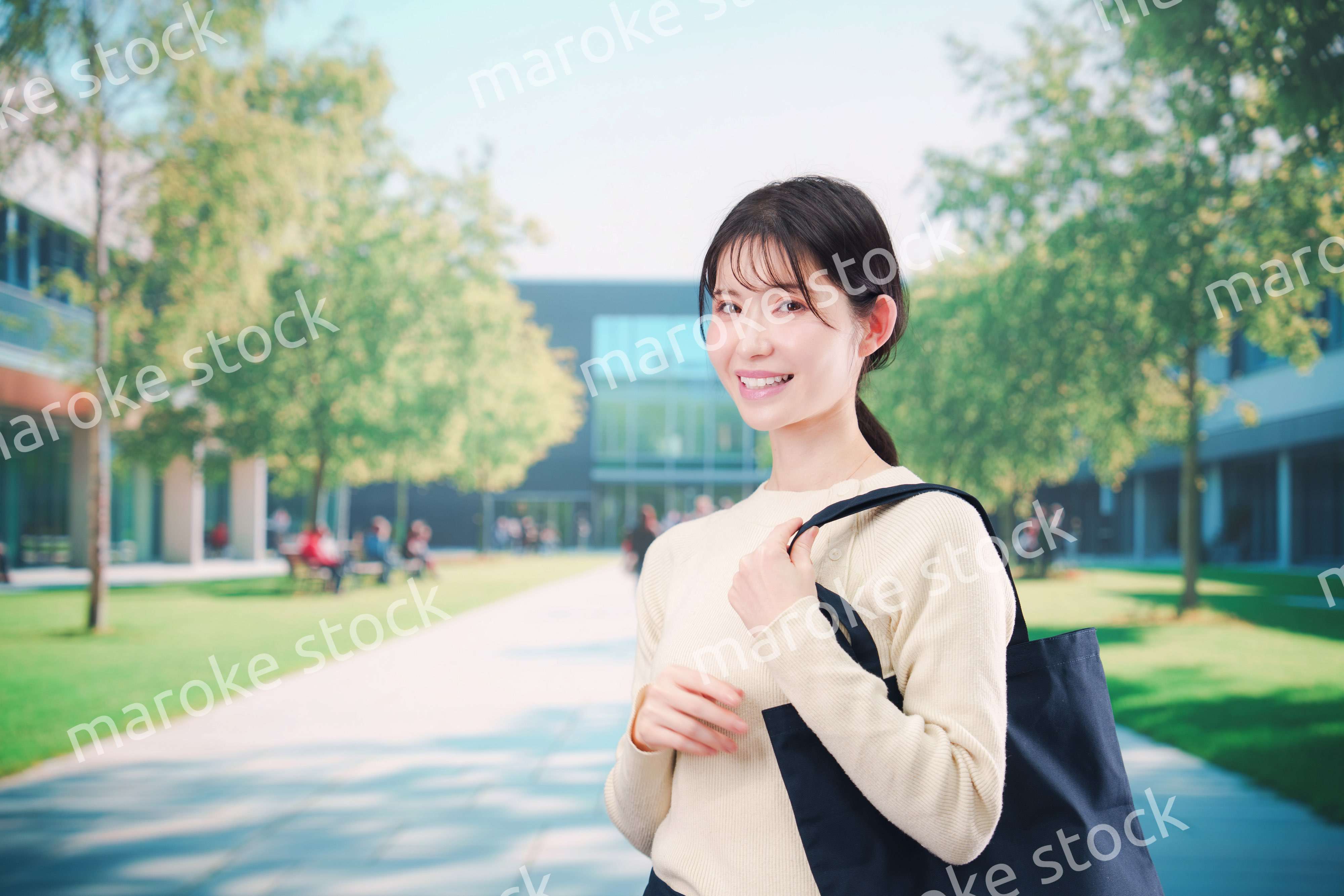 大学のキャンパスで過ごす若い女性