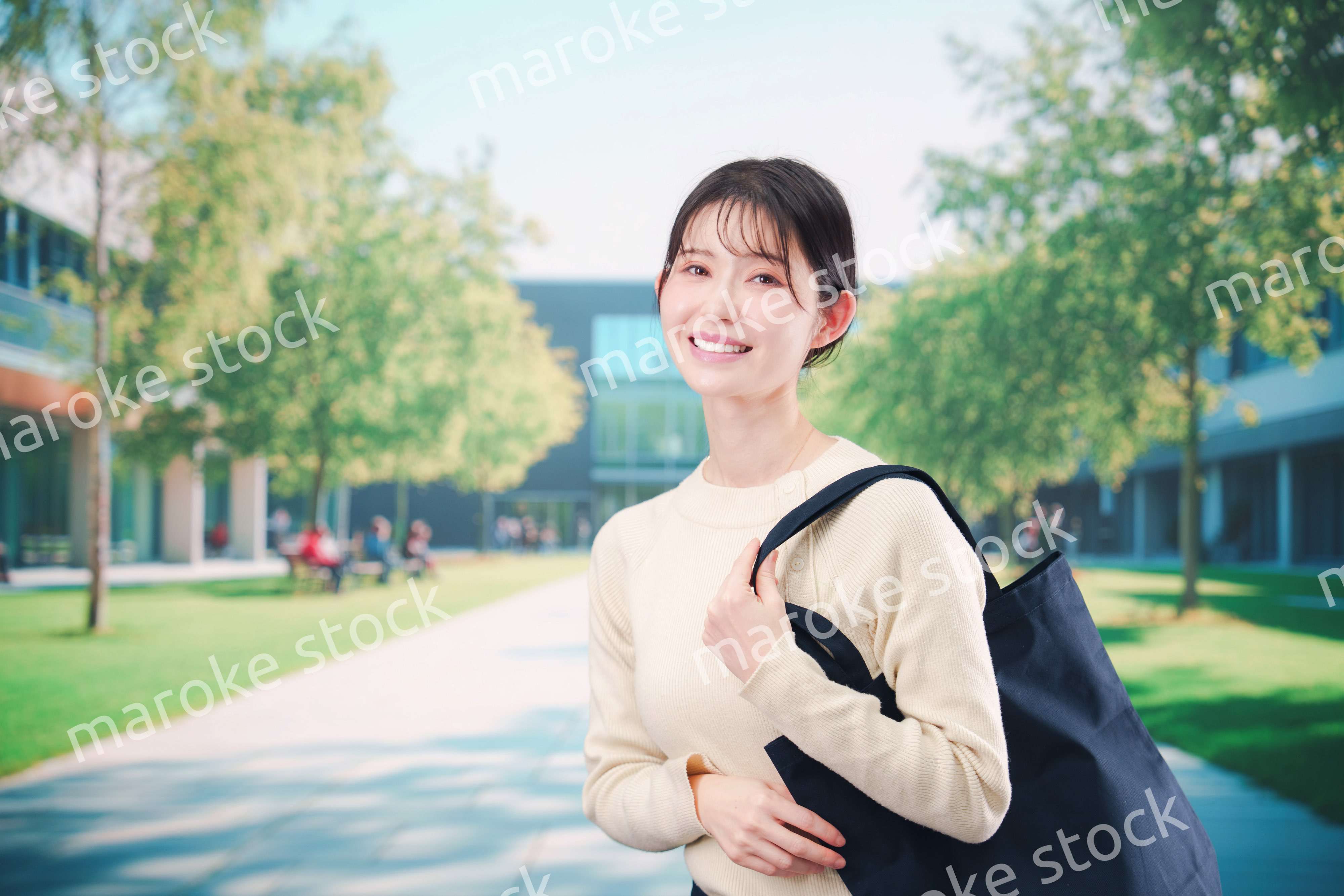 大学のキャンパスで過ごす若い女性