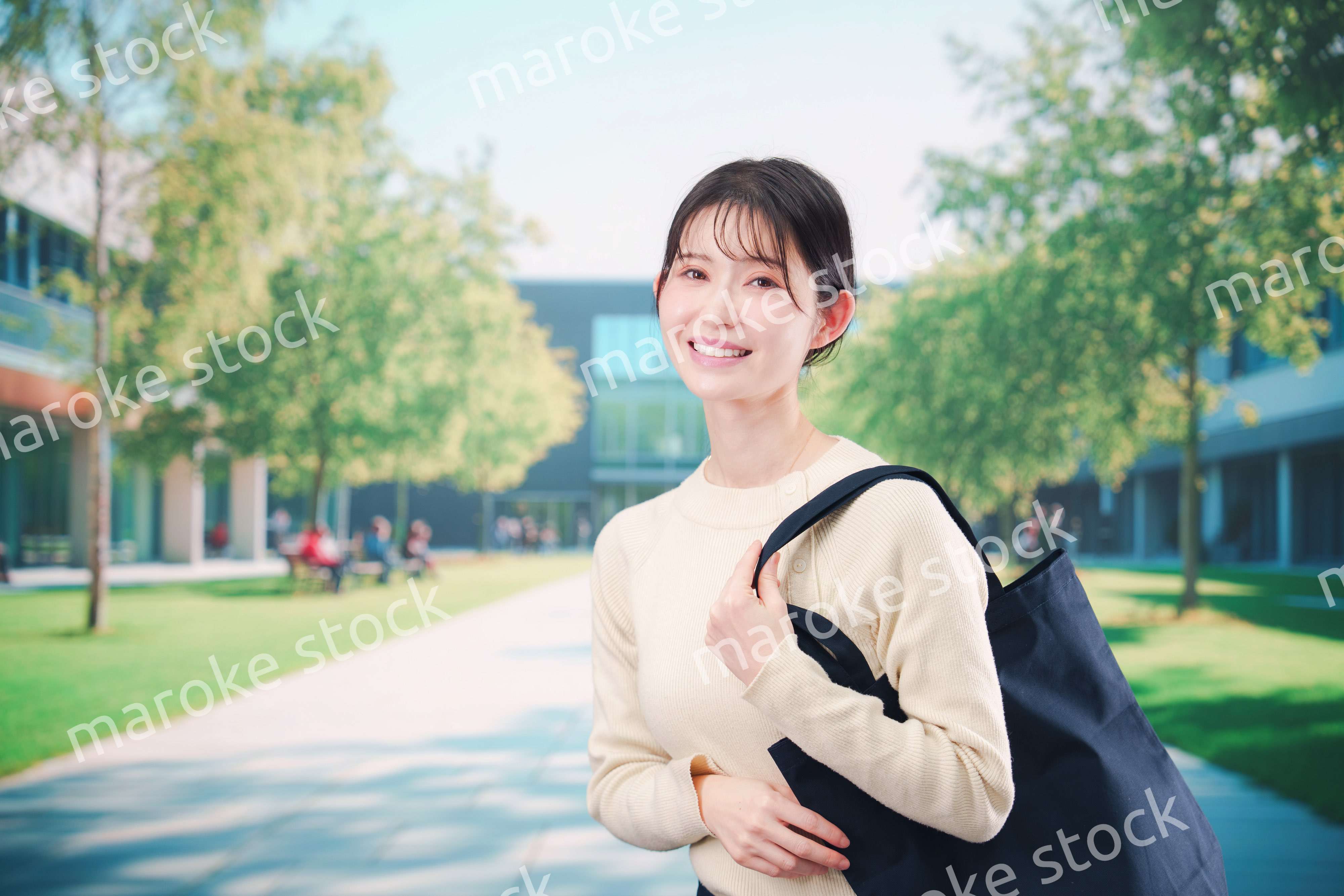 大学のキャンパスで過ごす若い女性