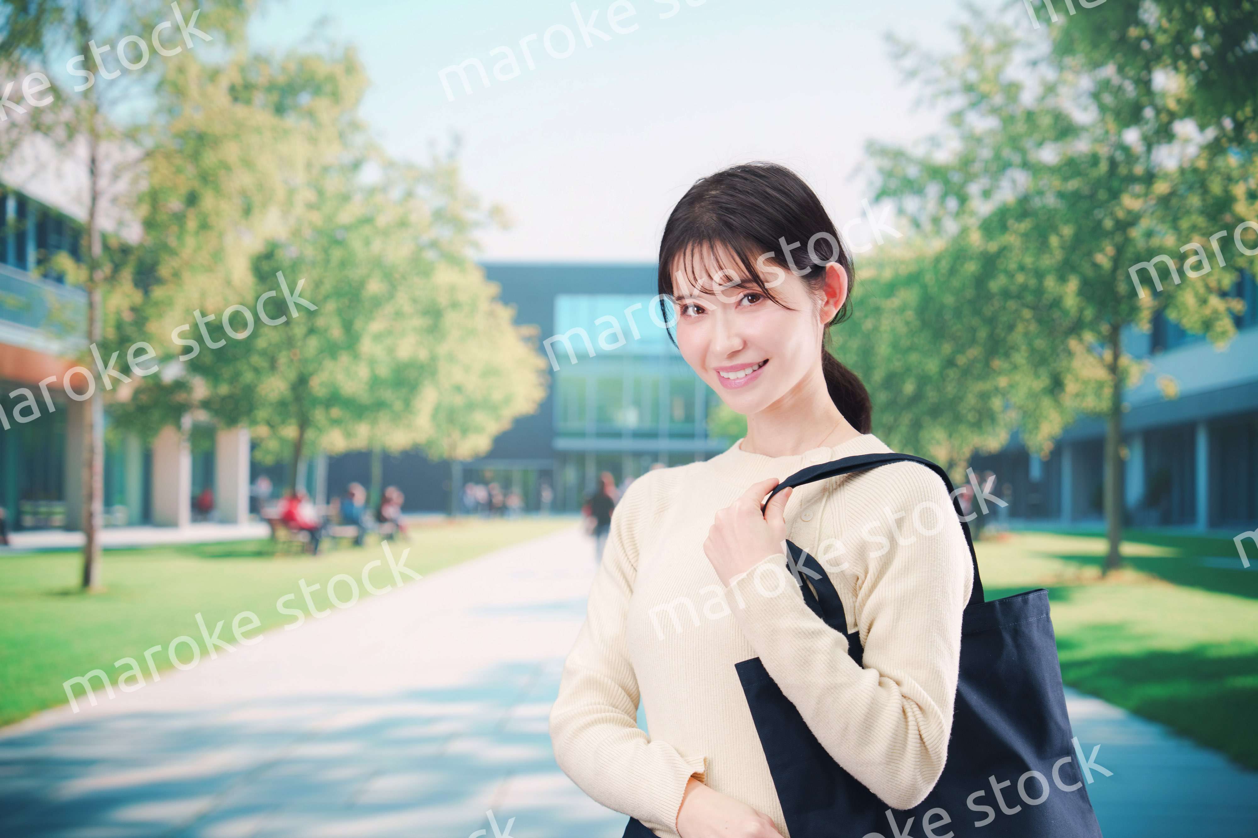 大学のキャンパスで過ごす若い女性