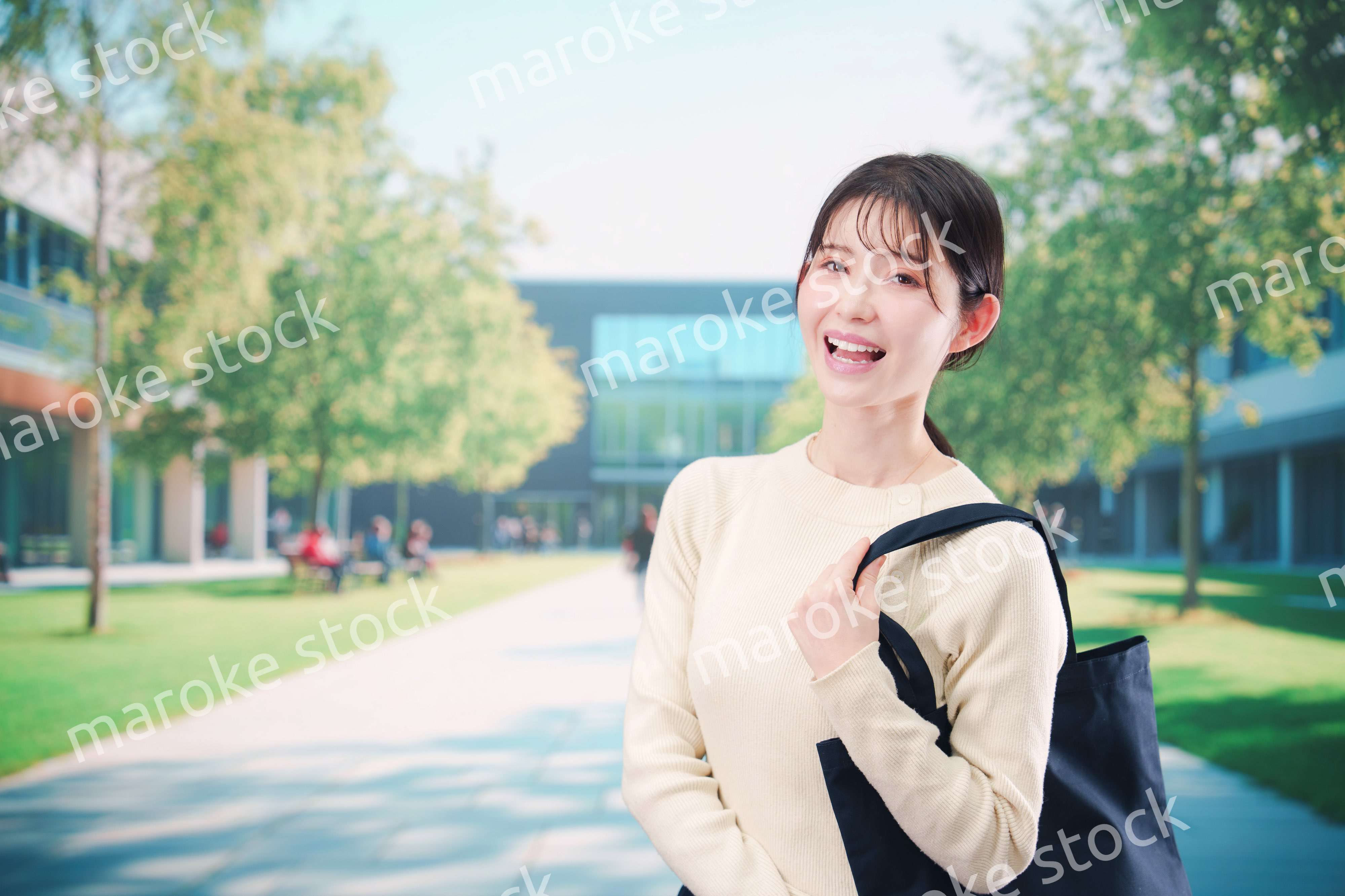 大学のキャンパスで過ごす若い女性