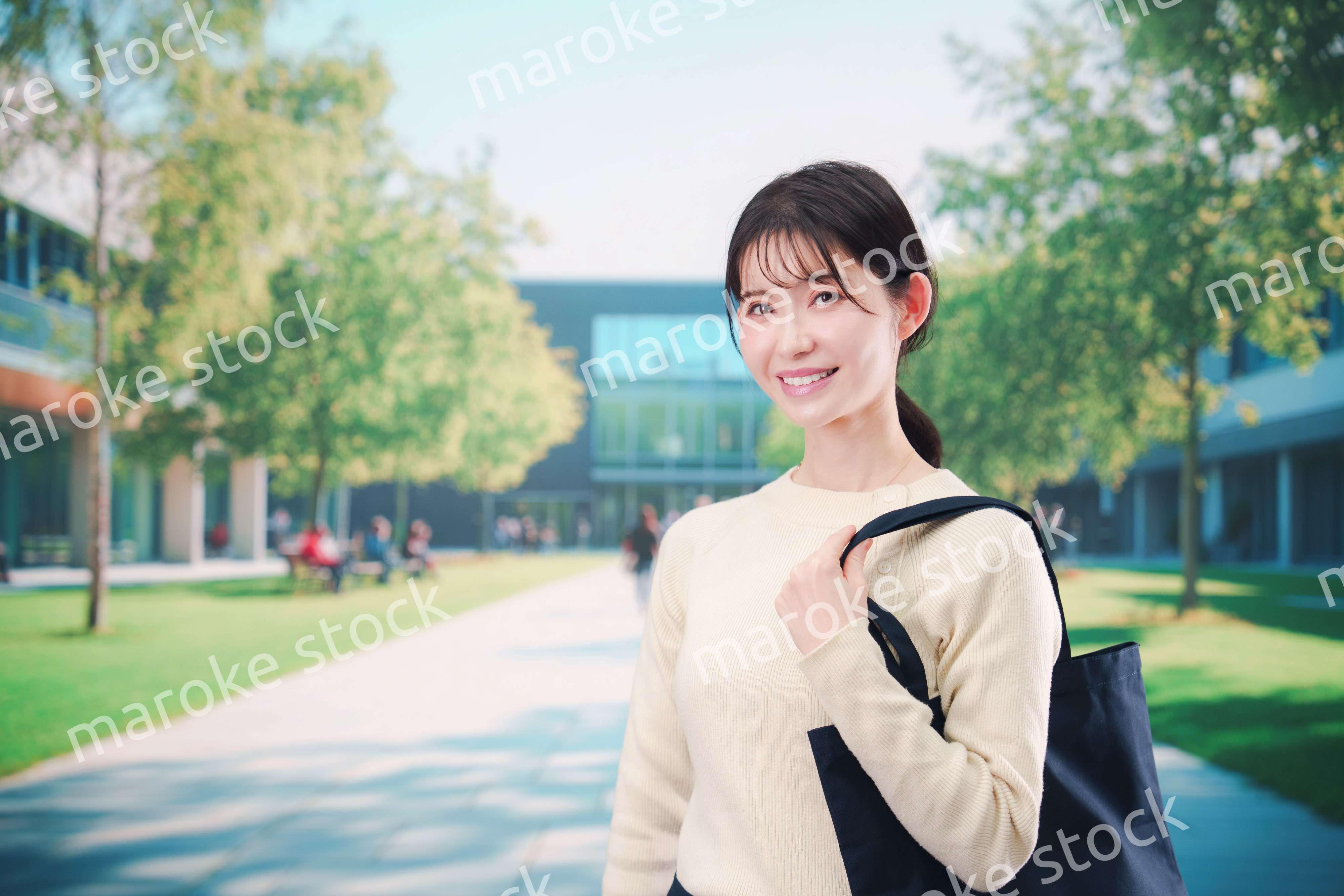 大学のキャンパスで過ごす若い女性