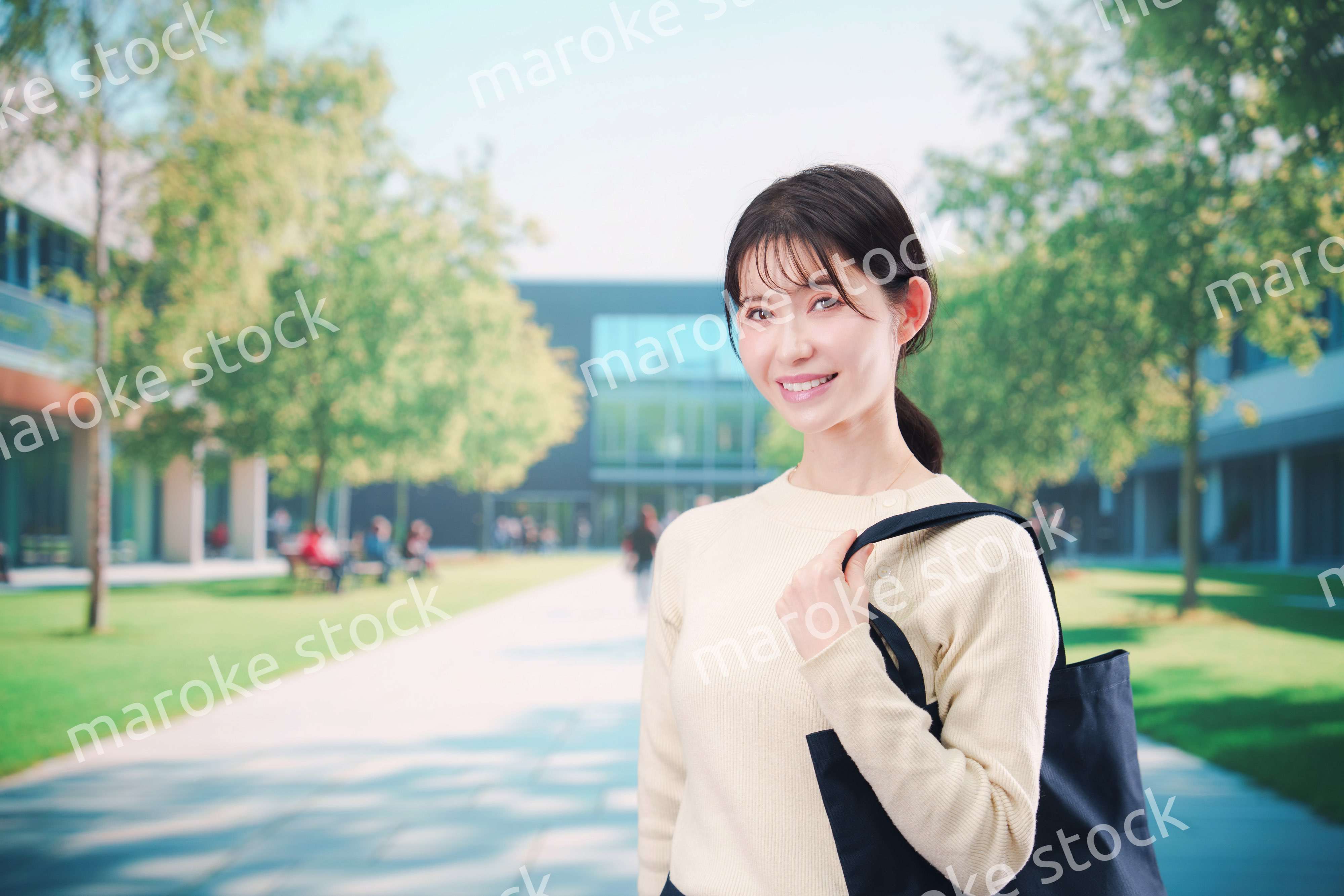 大学のキャンパスで過ごす若い女性