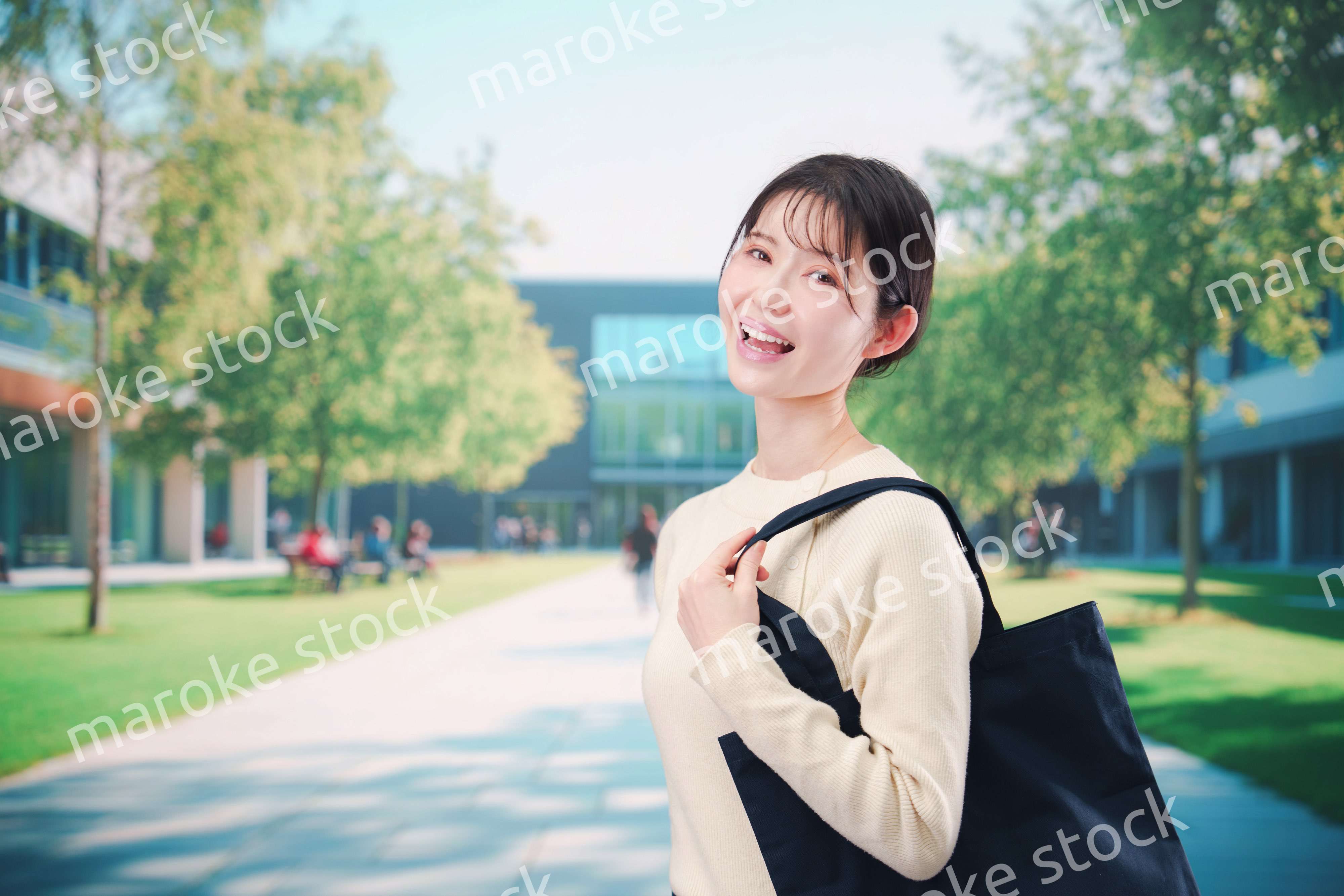 大学のキャンパスで過ごす若い女性