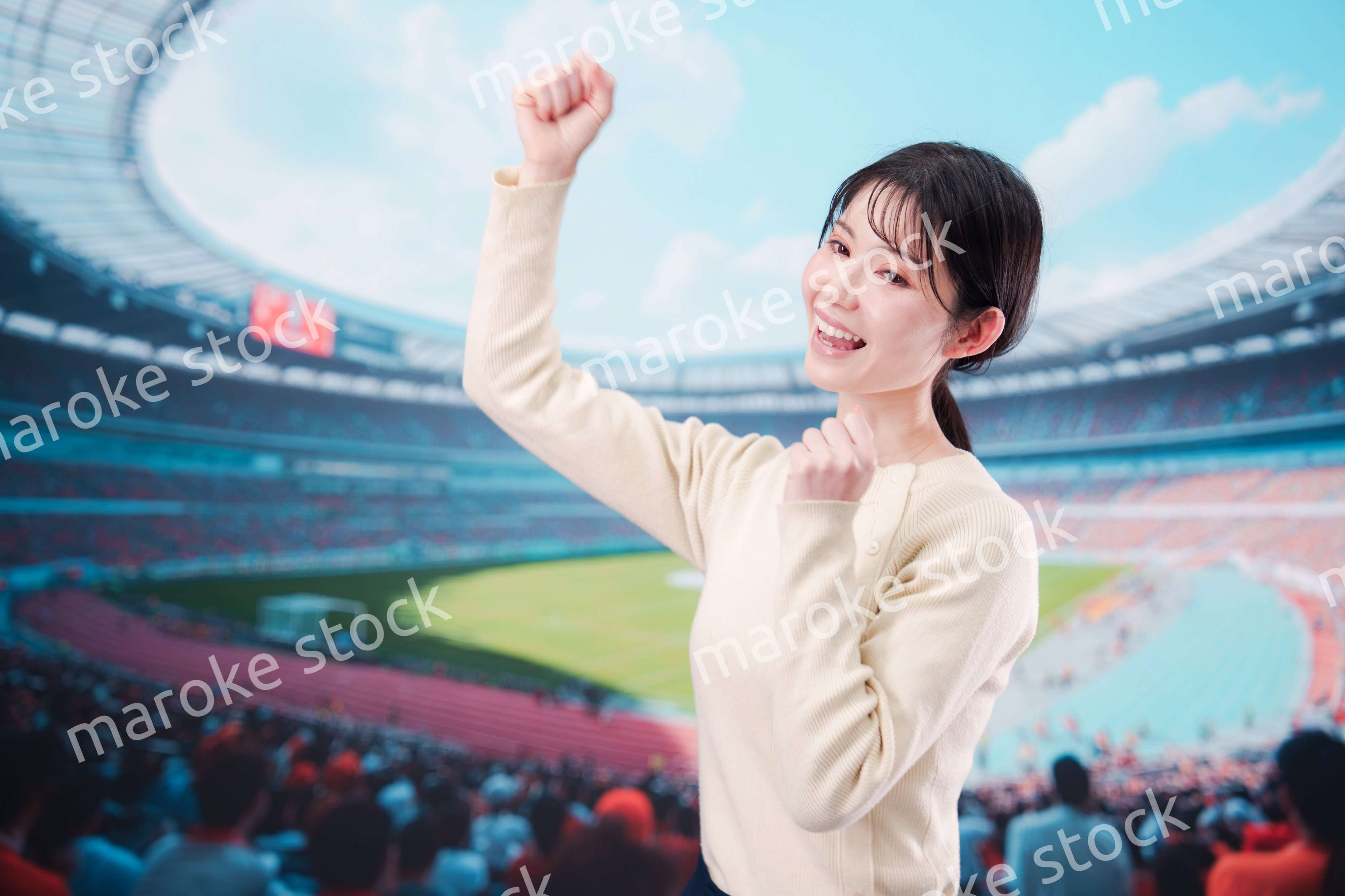 スタジアムで応援をする若い女性