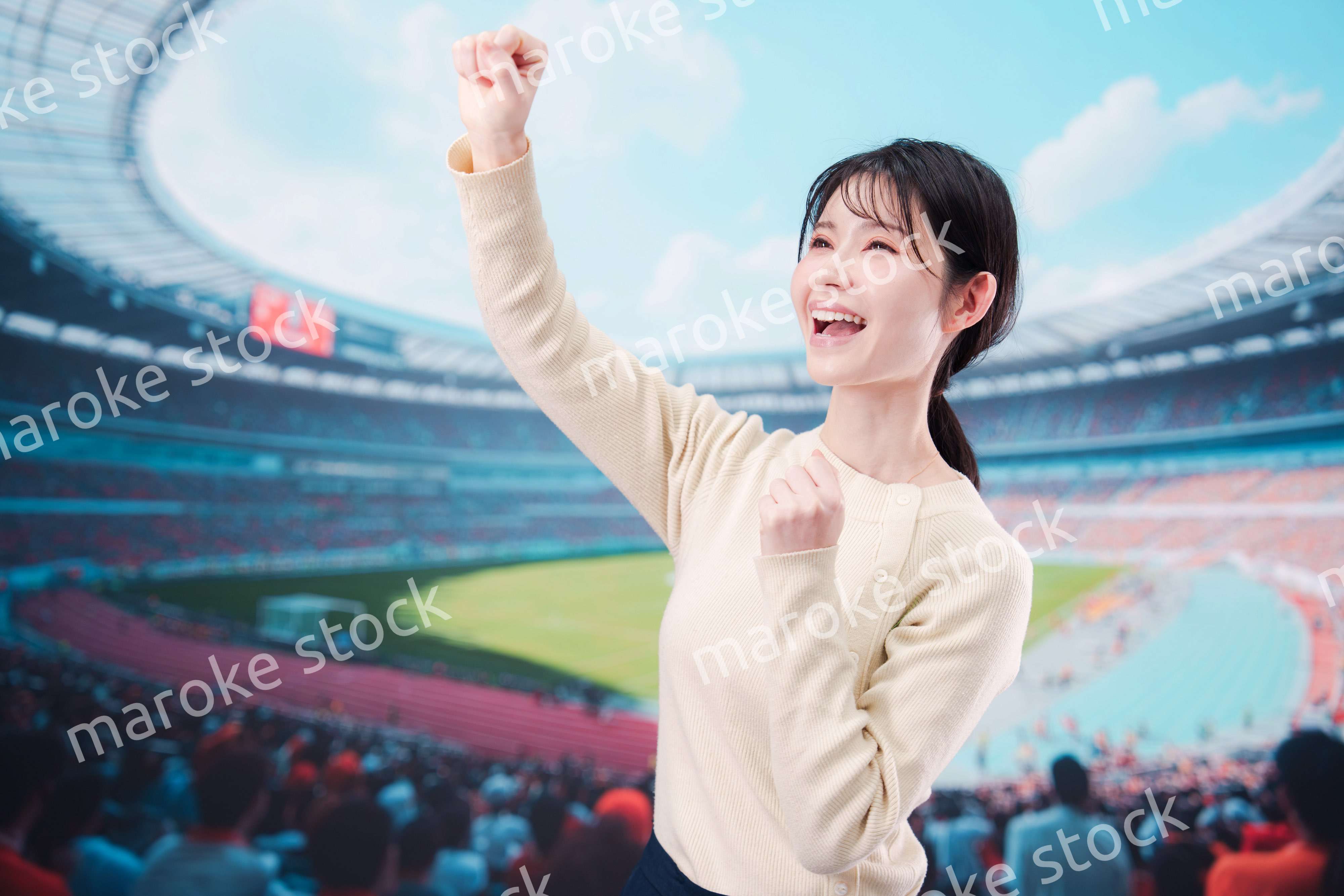 スタジアムで応援をする若い女性