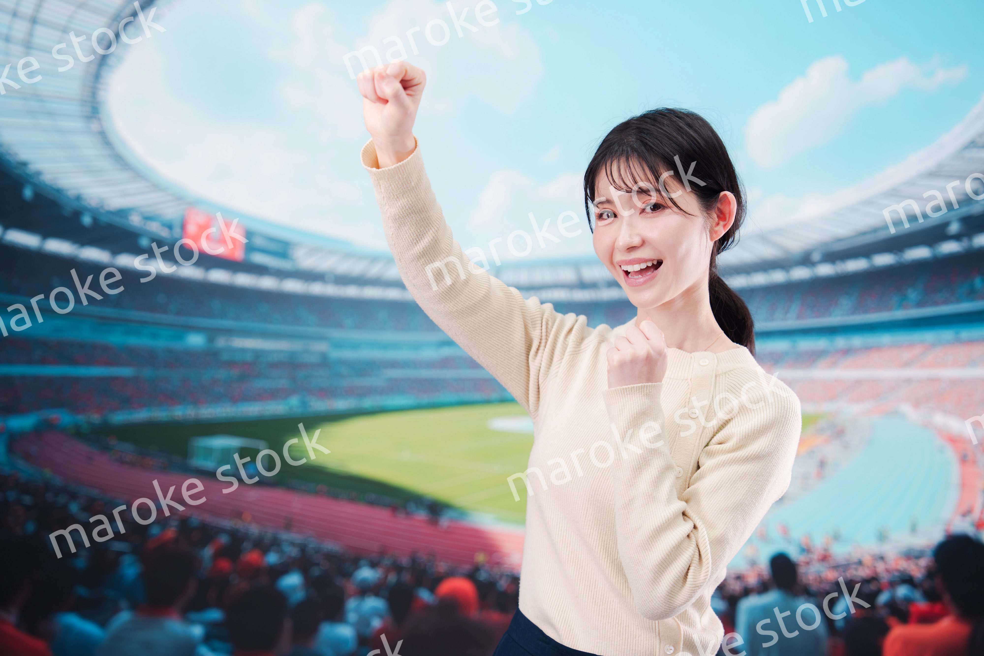 スタジアムで応援をする若い女性