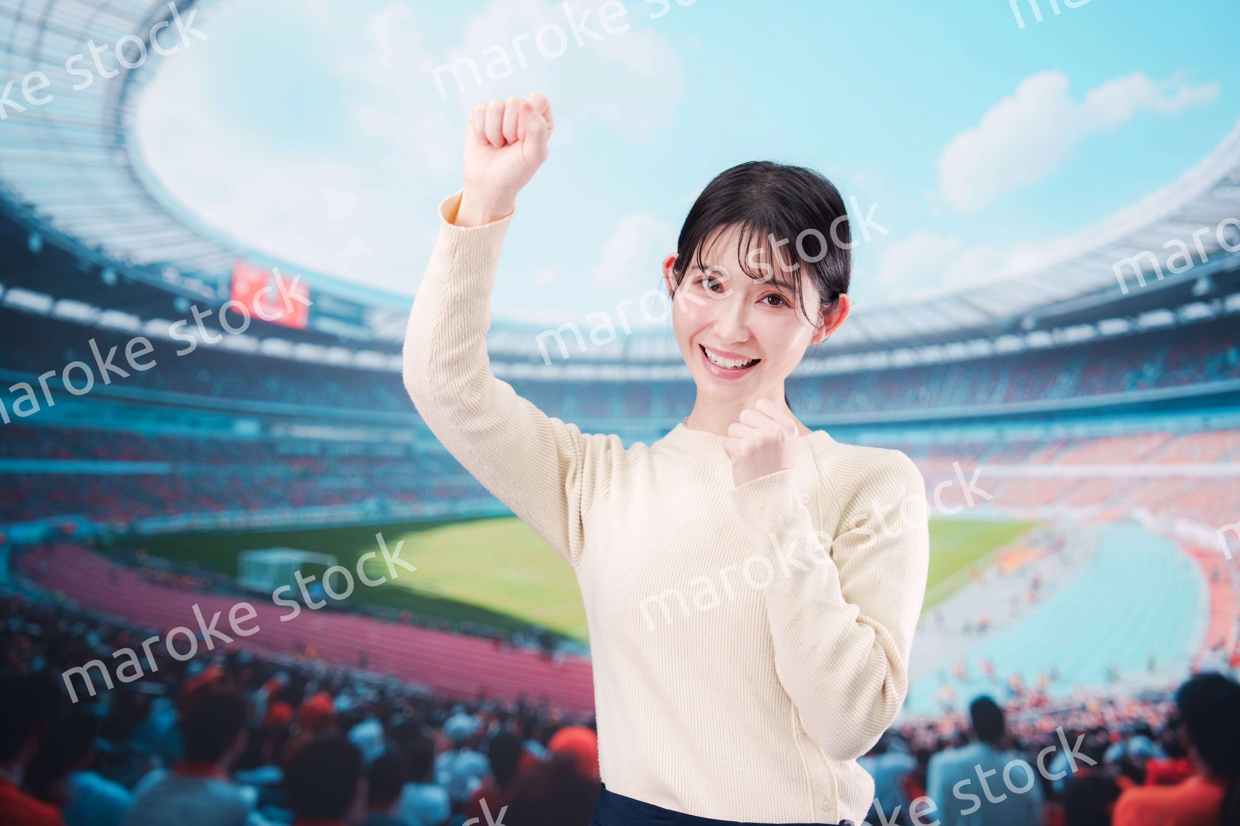 スタジアムで応援をする若い女性