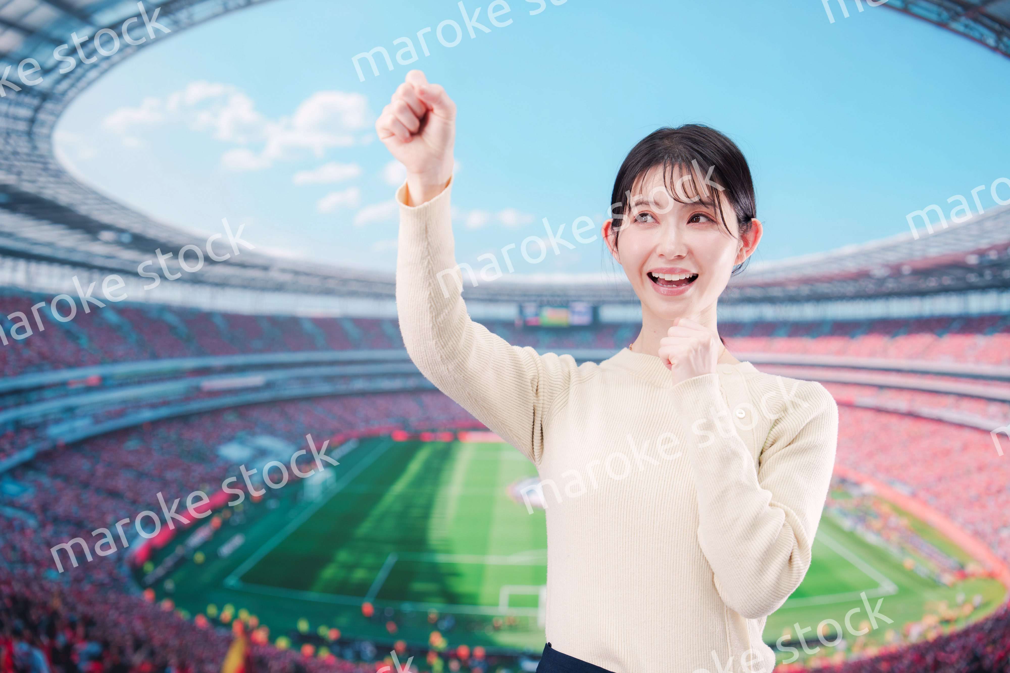 スタジアムで応援をする若い女性