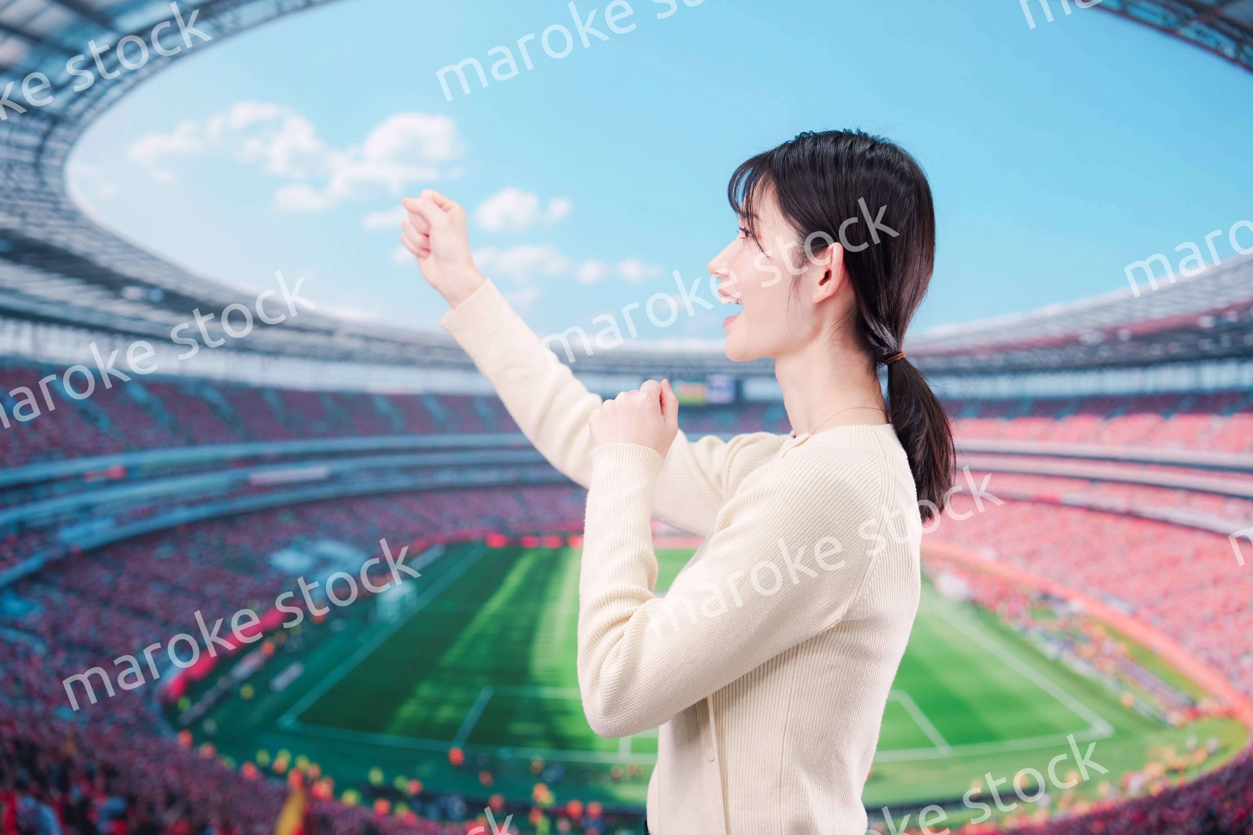 スタジアムで応援をする若い女性