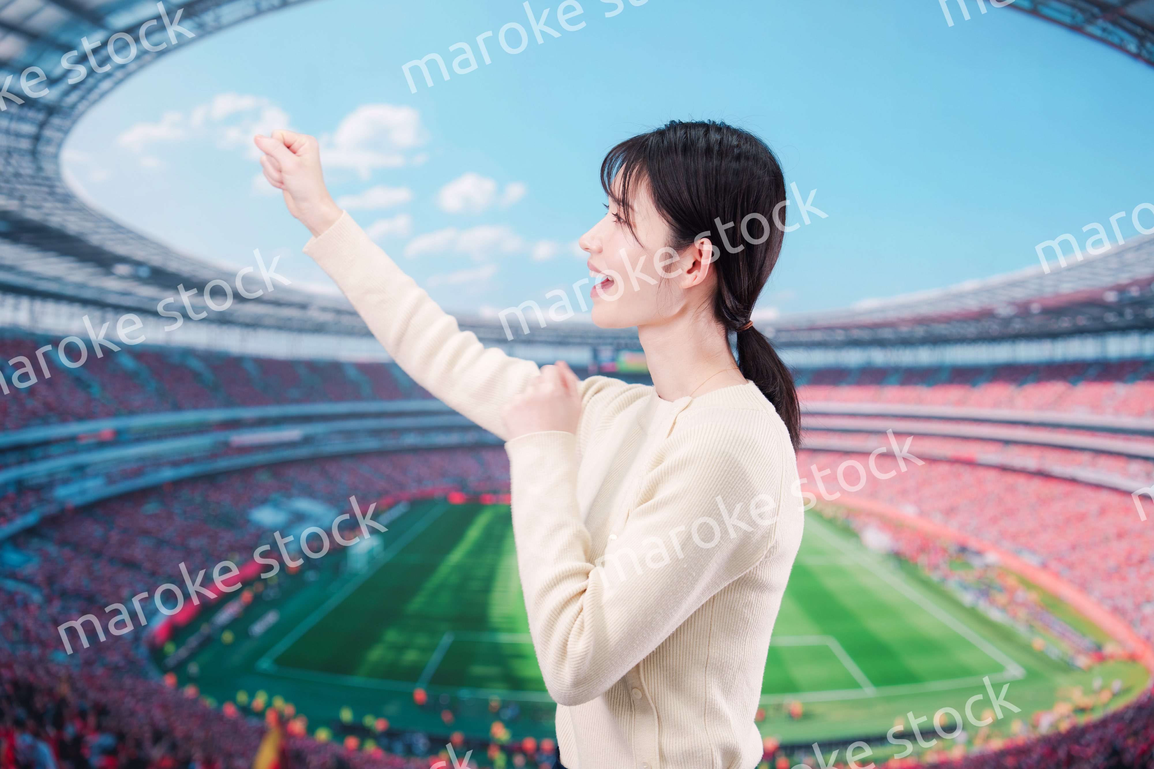 スタジアムで応援をする若い女性