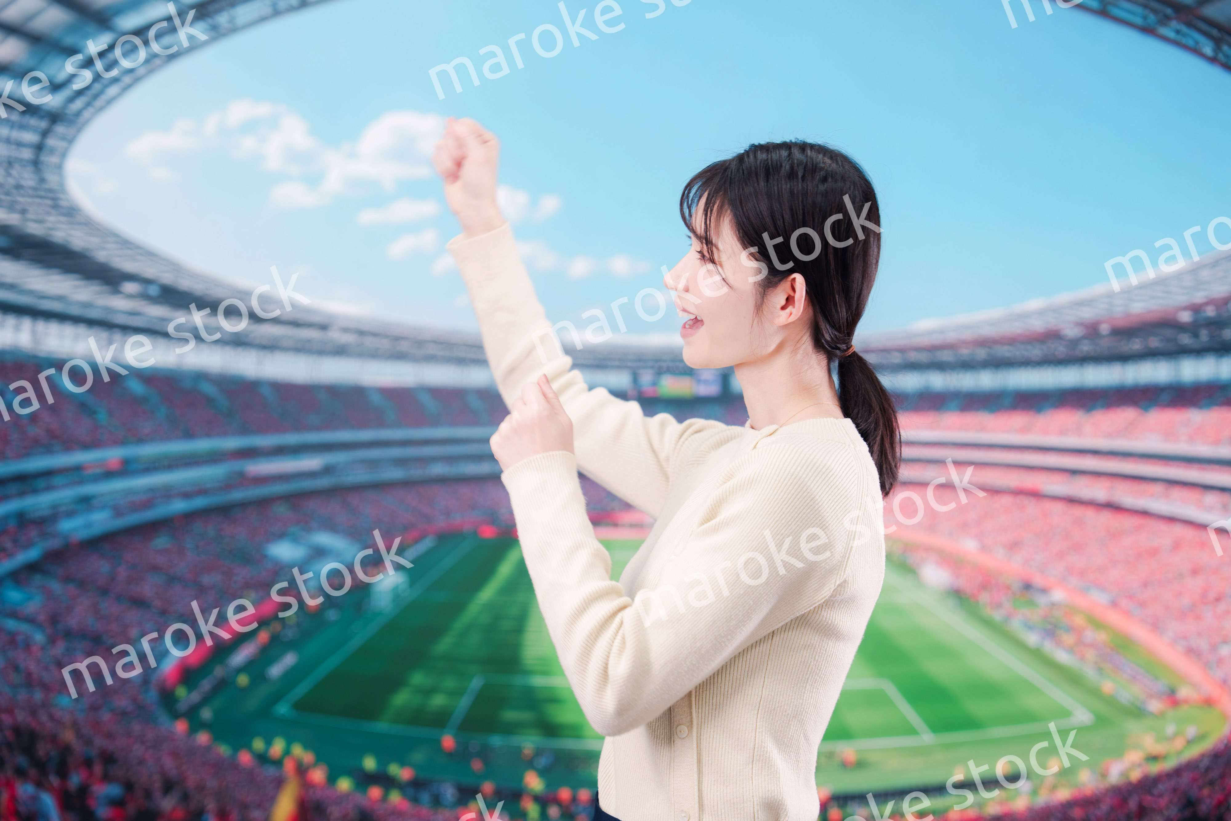 スタジアムで応援をする若い女性