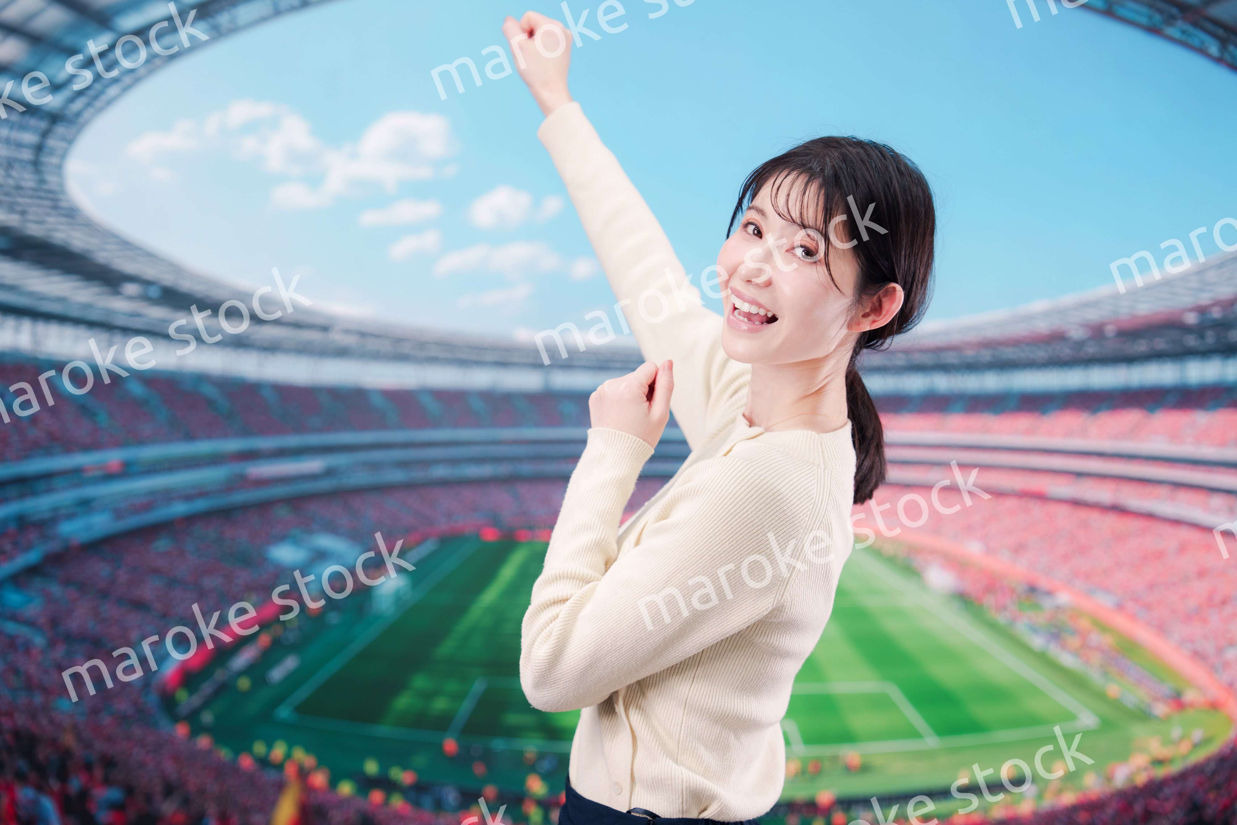 スタジアムで応援をする若い女性