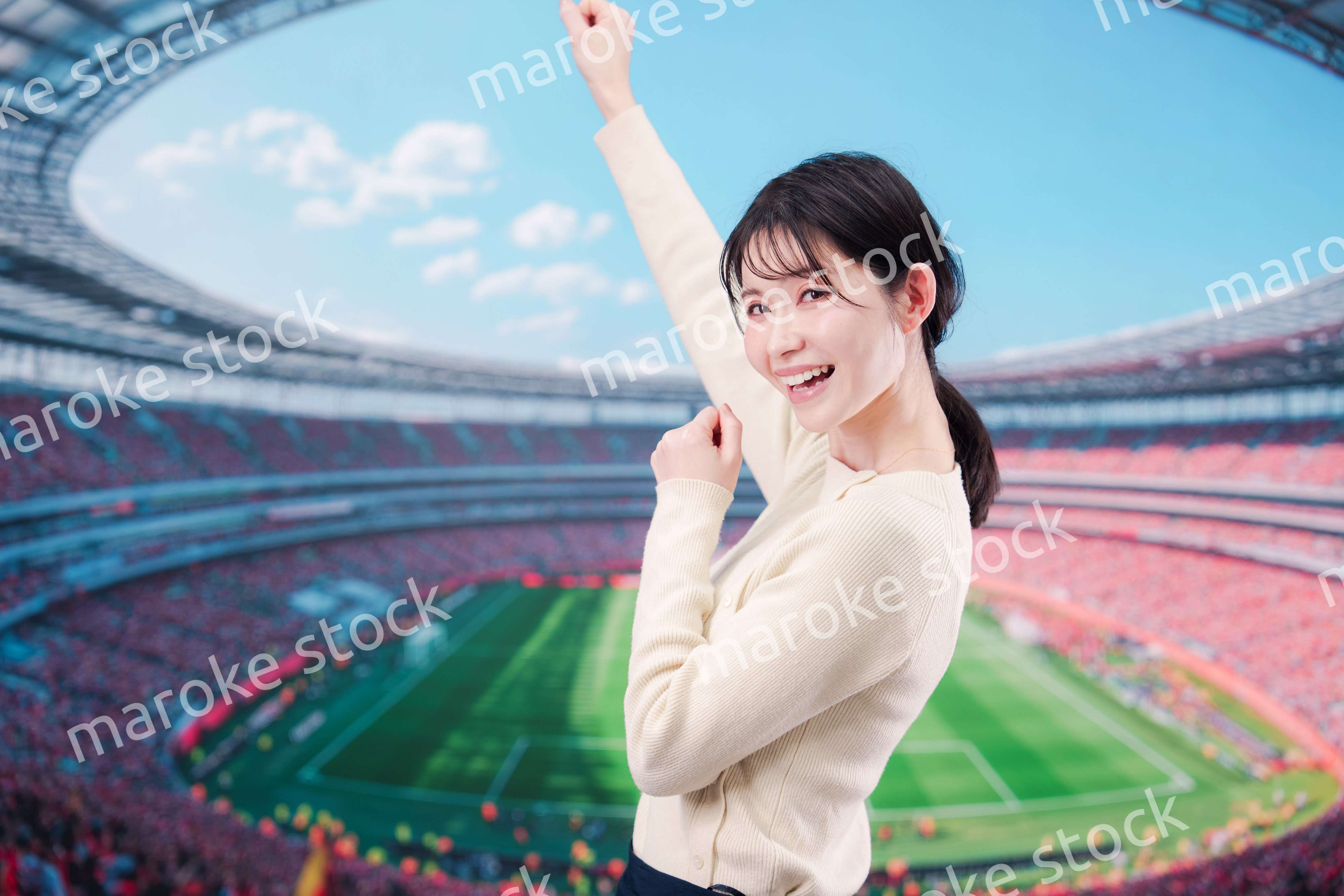 スタジアムで応援をする若い女性