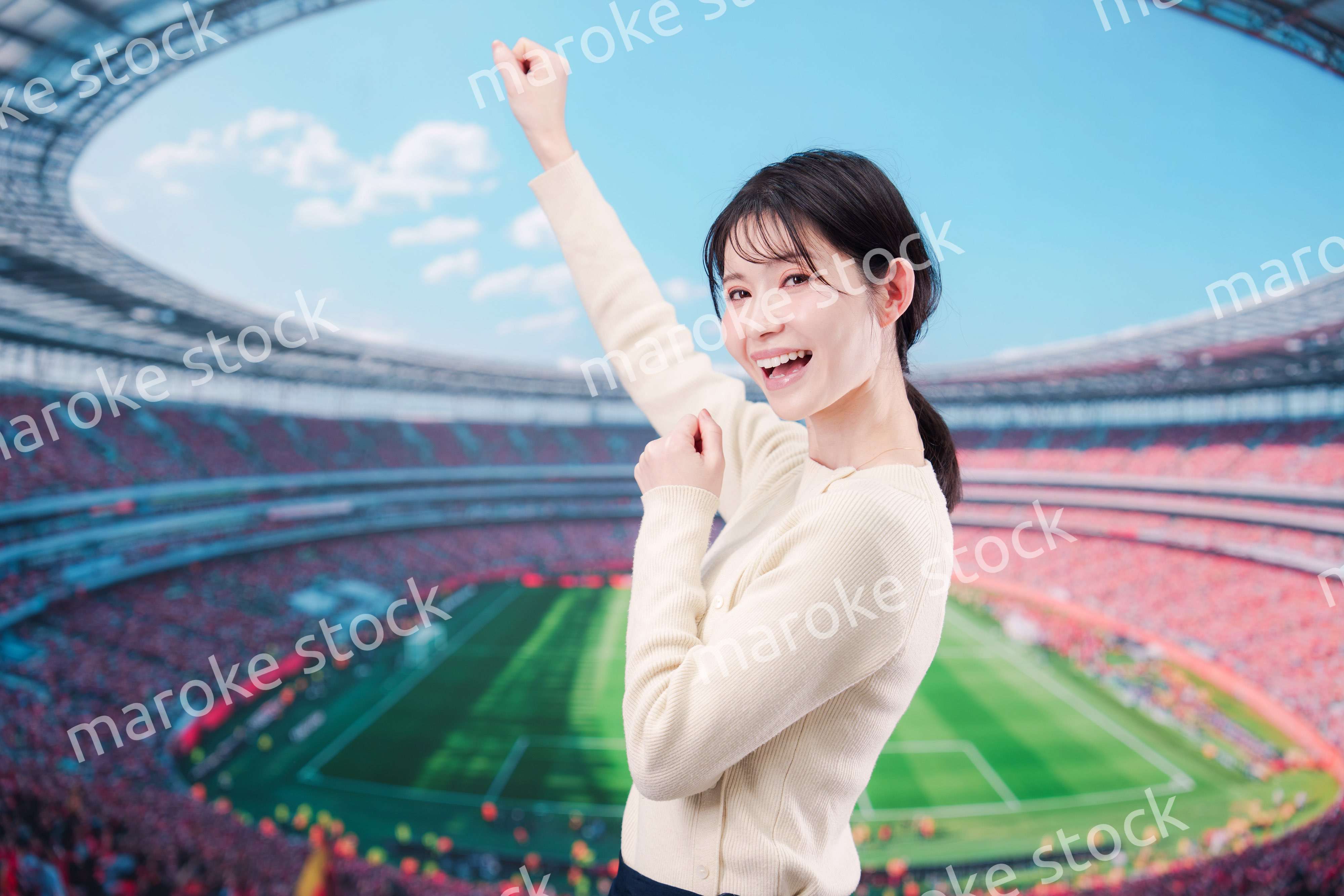 スタジアムで応援をする若い女性