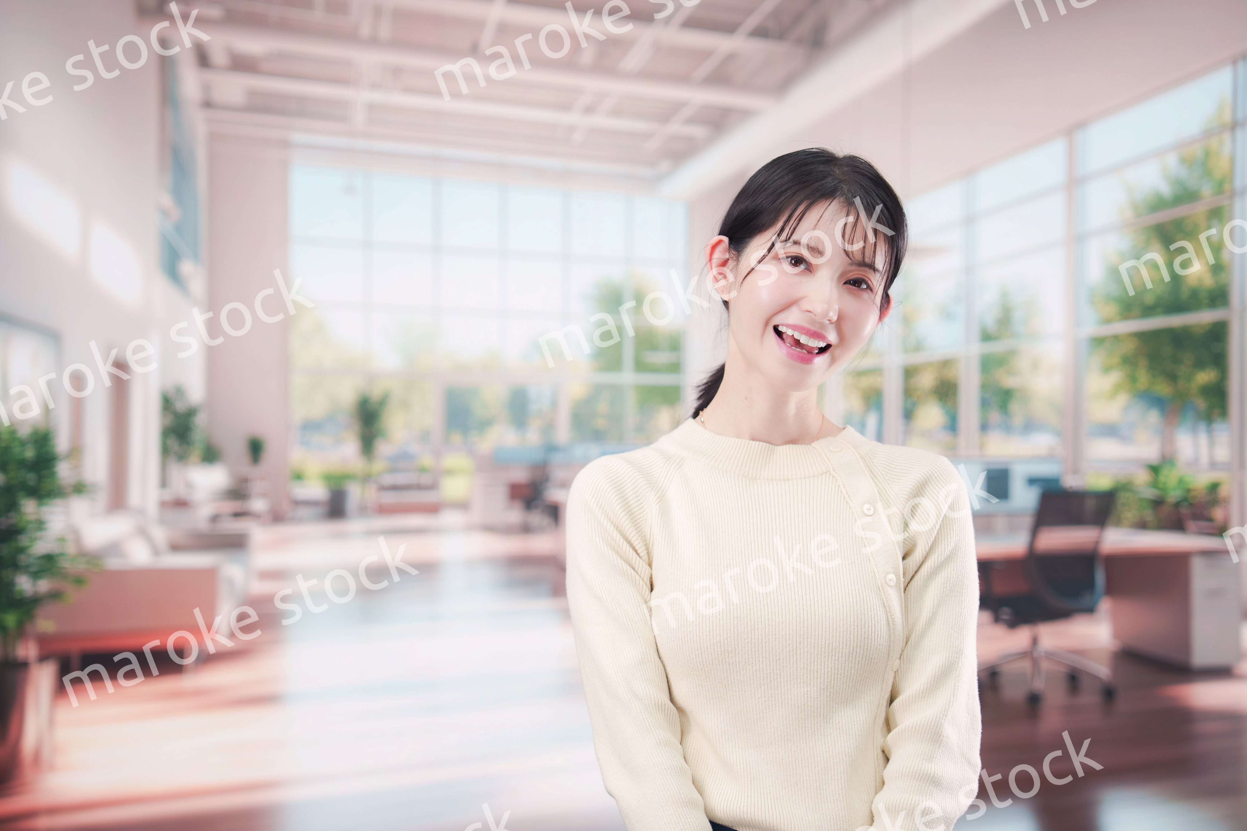 明るいオフィスで働く若い女性スタッフ