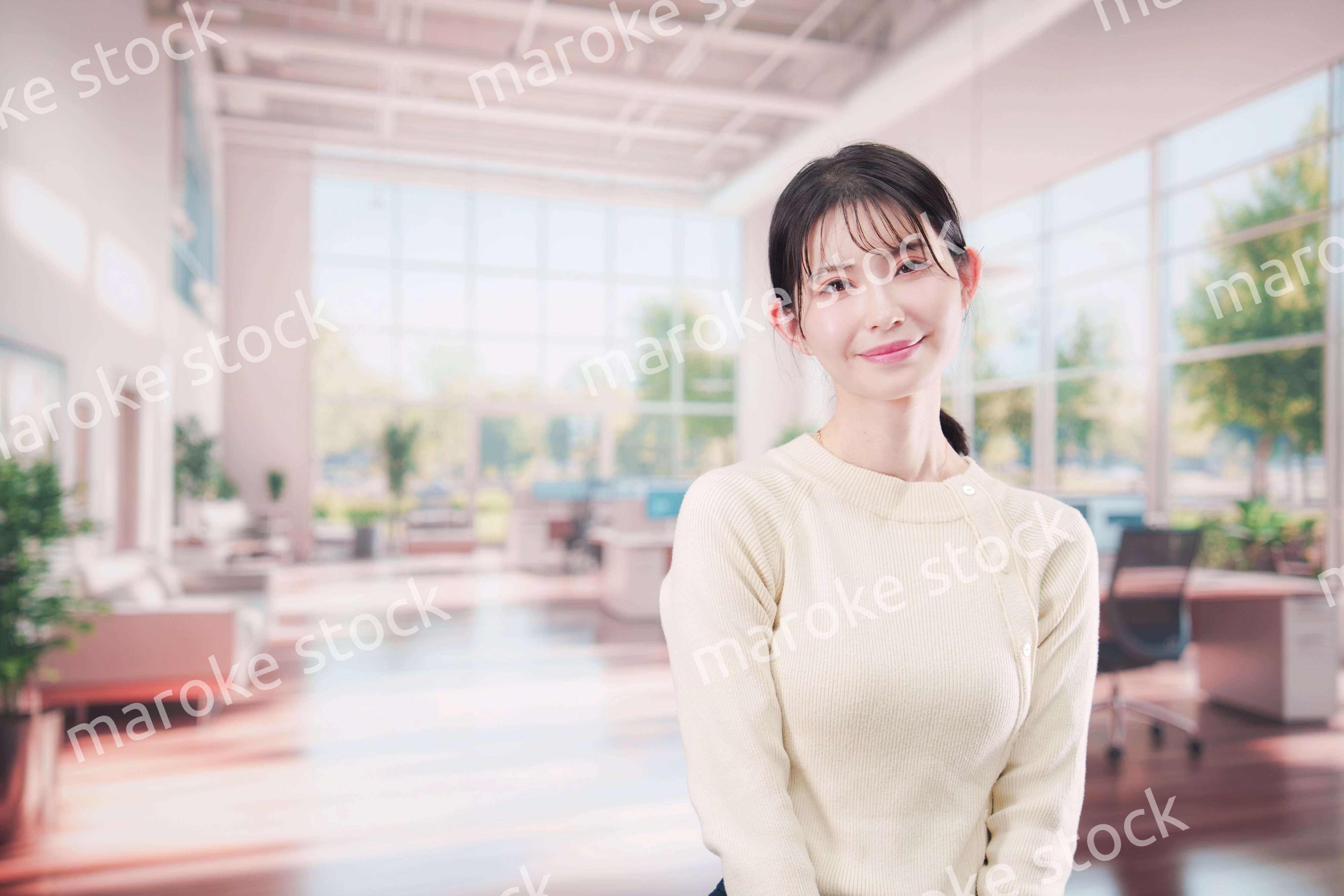 明るいオフィスで働く若い女性スタッフ