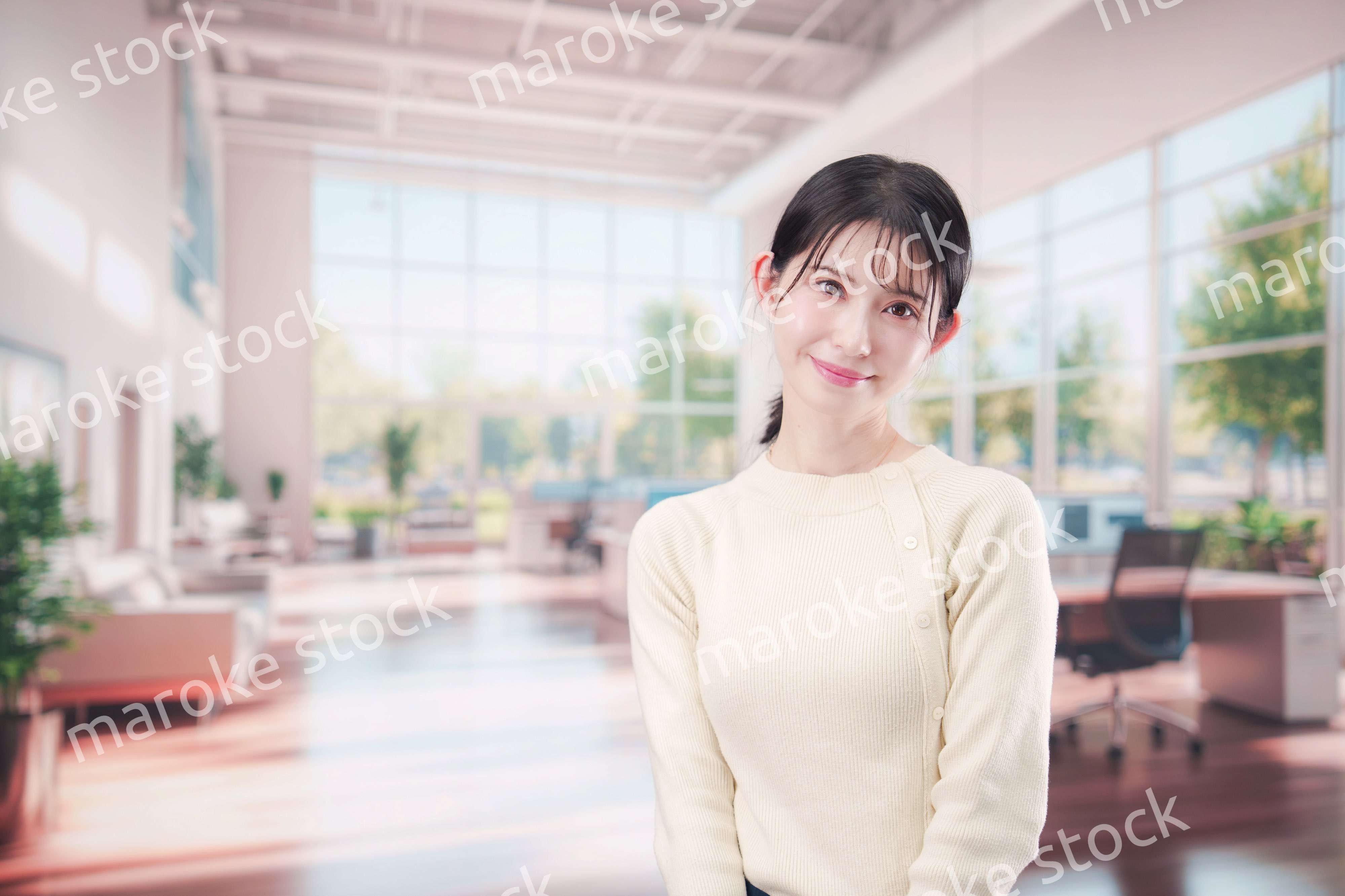 明るいオフィスで働く若い女性スタッフ