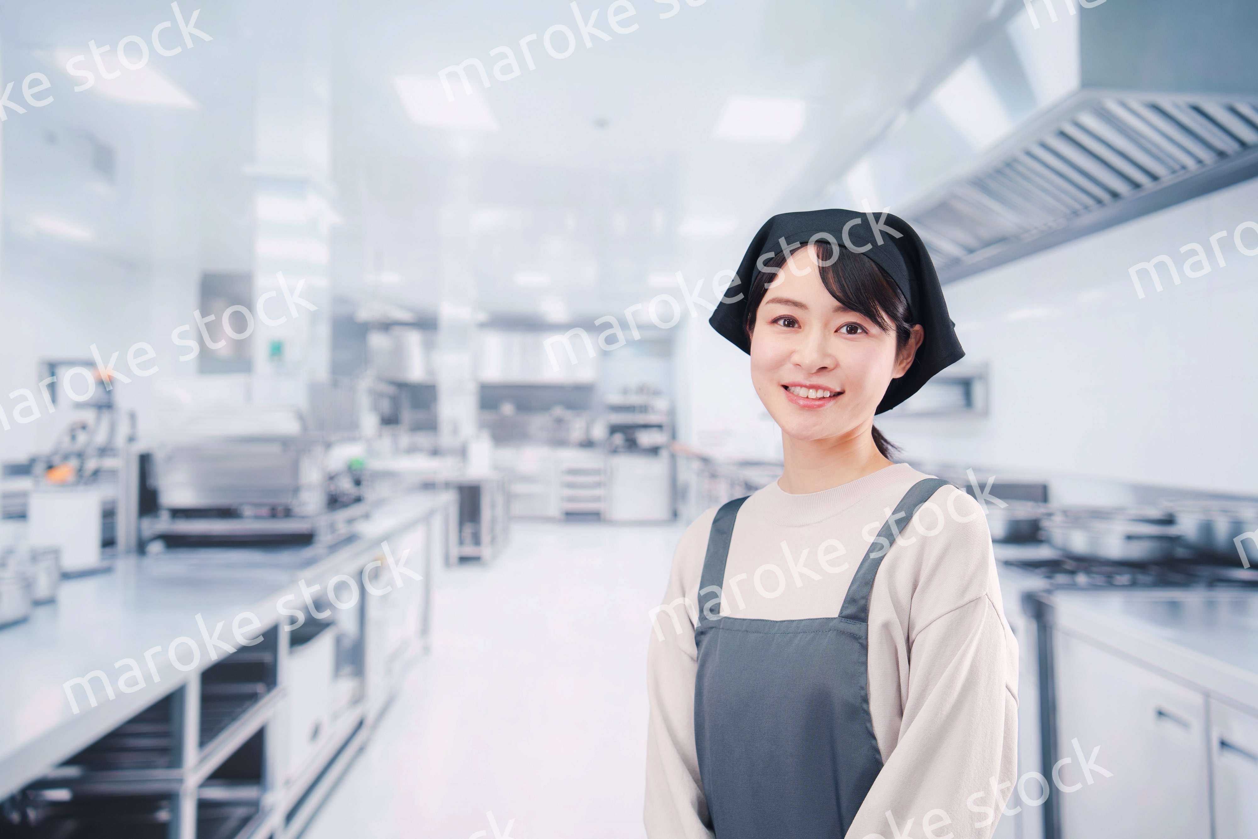 厨房で働く調理師の女性