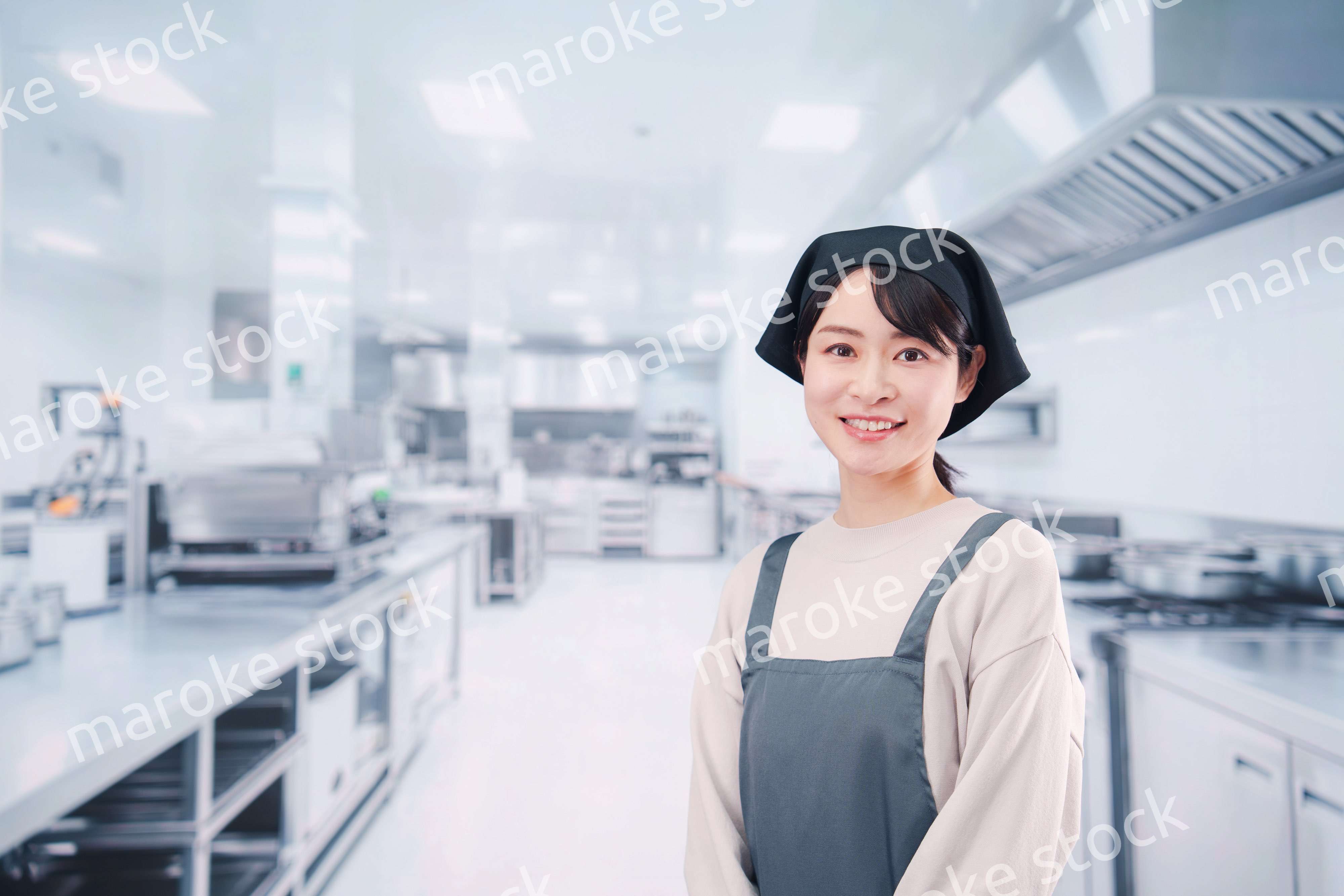 厨房で働く調理師の女性