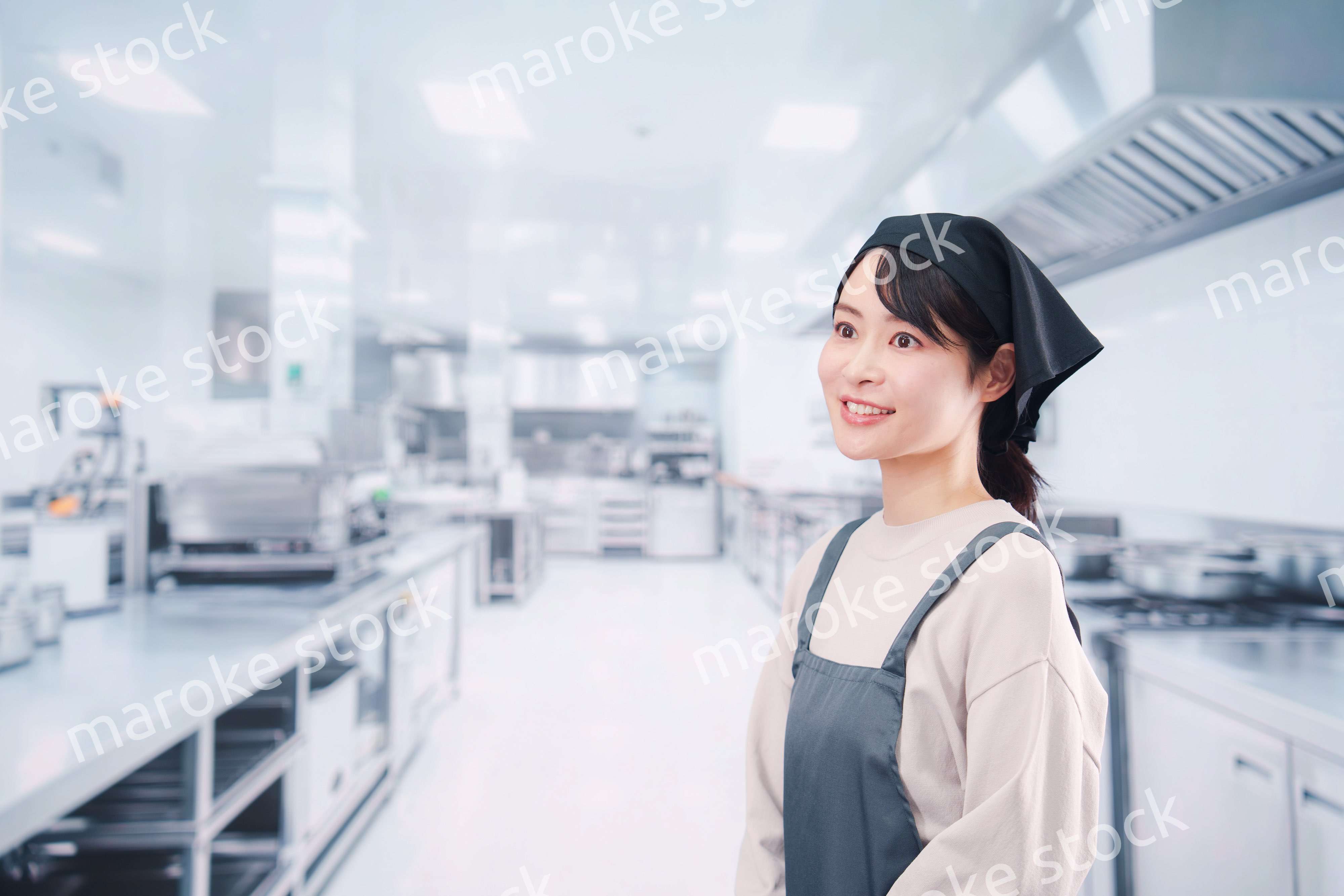 厨房で働く調理師の女性