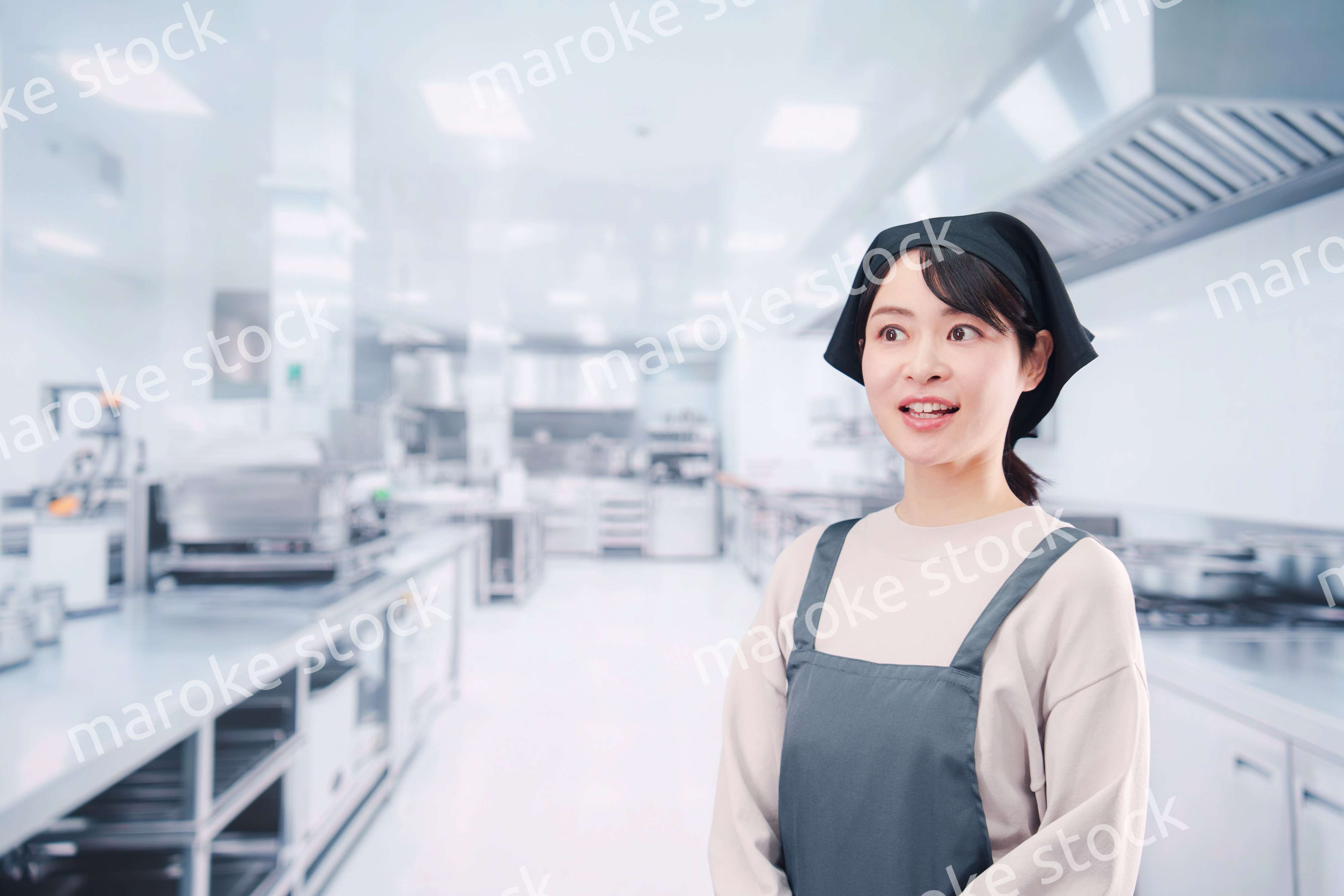 厨房で働く調理師の女性