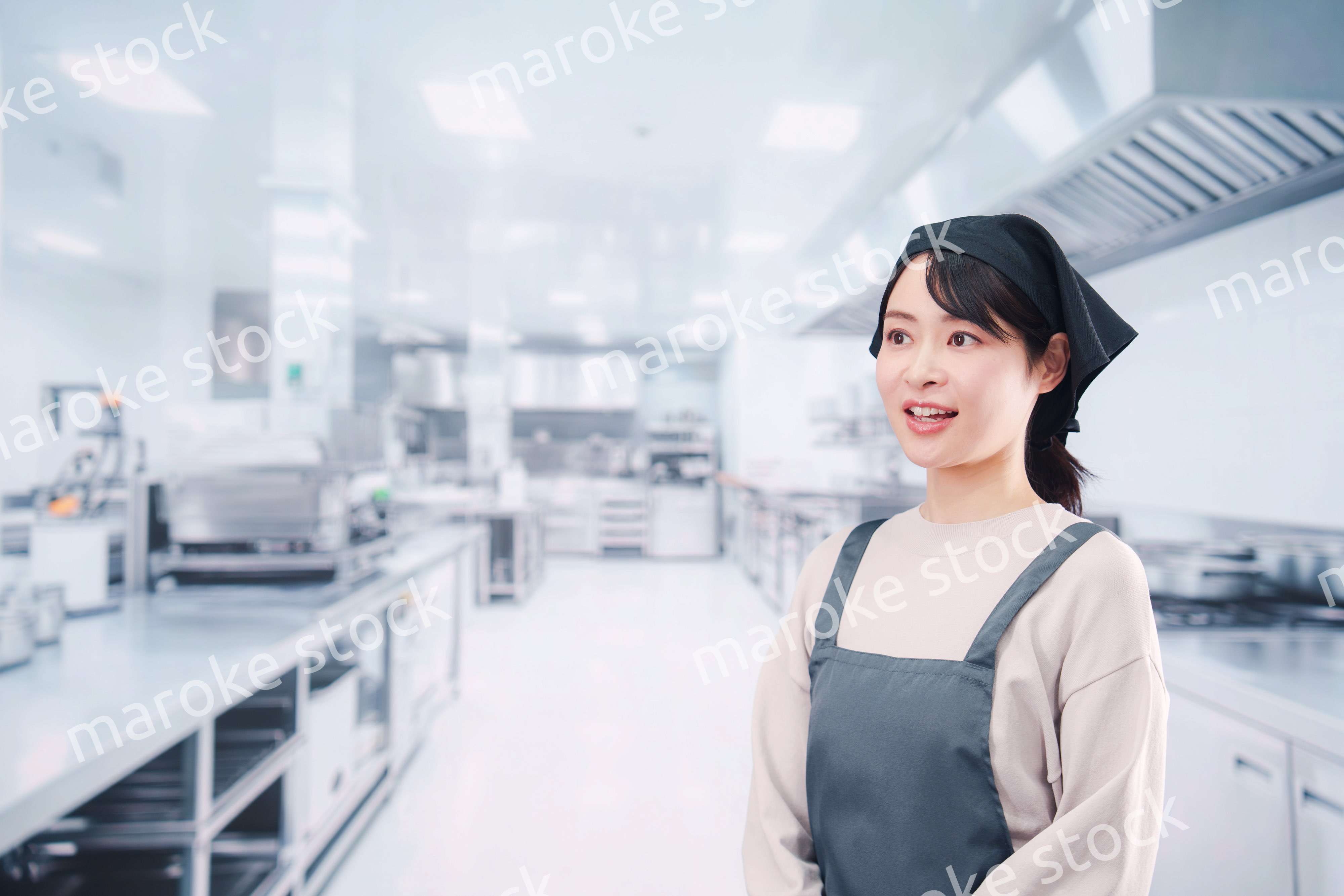 厨房で働く調理師の女性