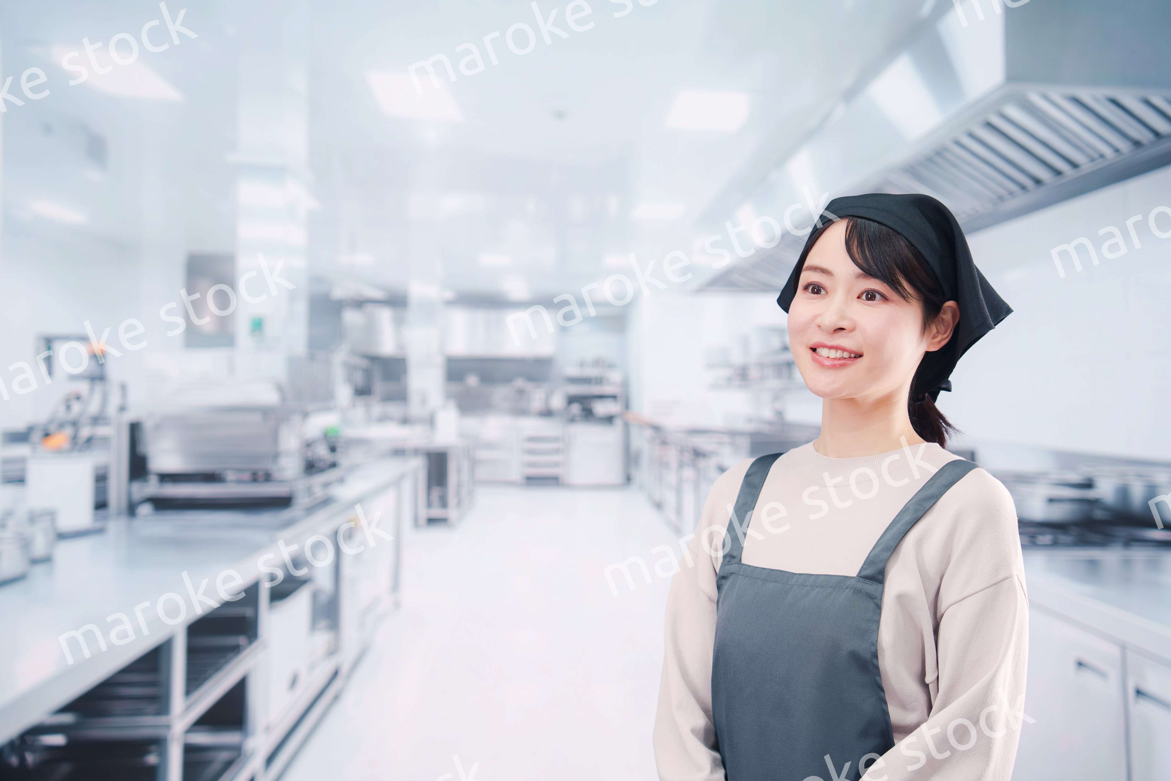 厨房で働く調理師の女性