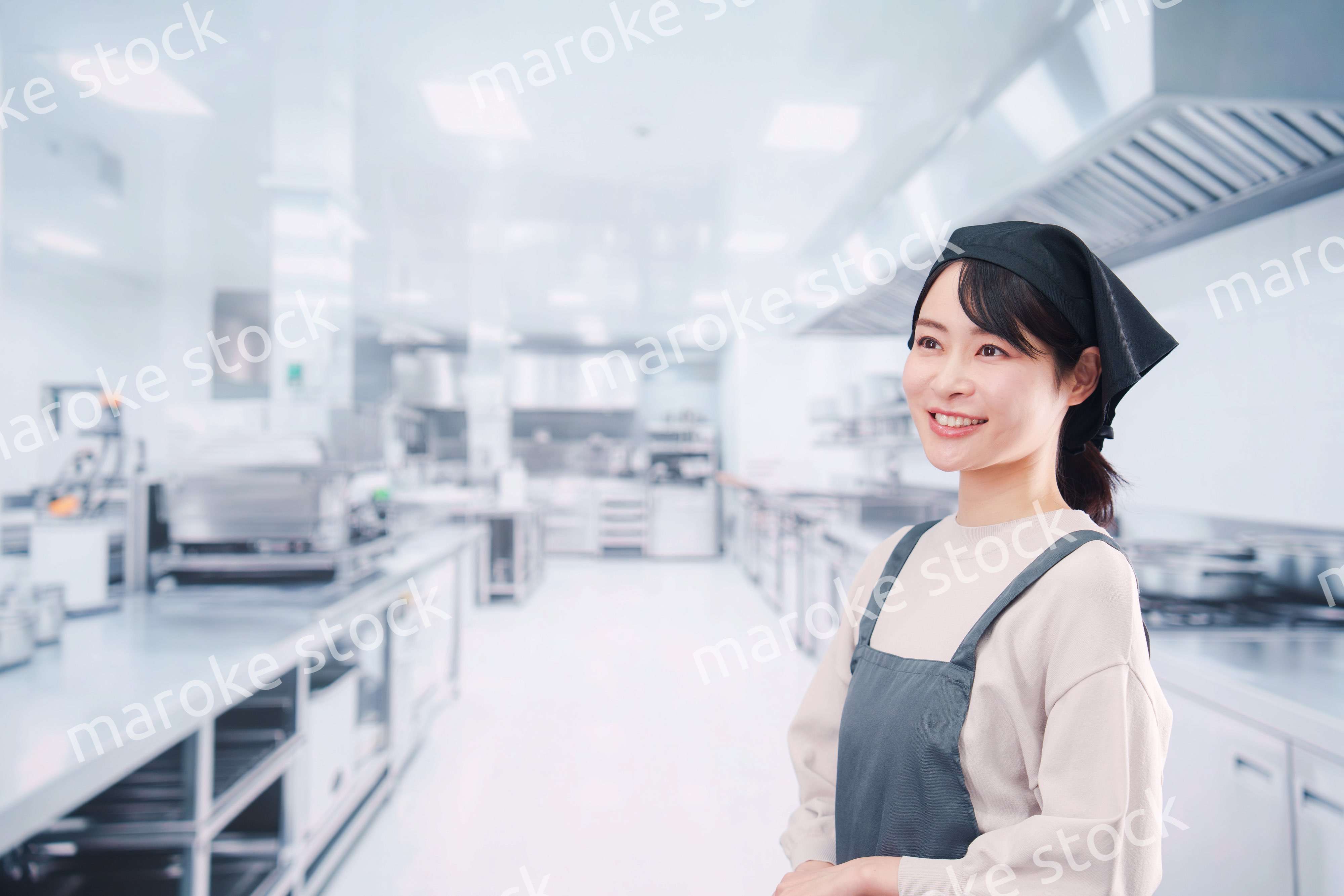 厨房で働く調理師の女性