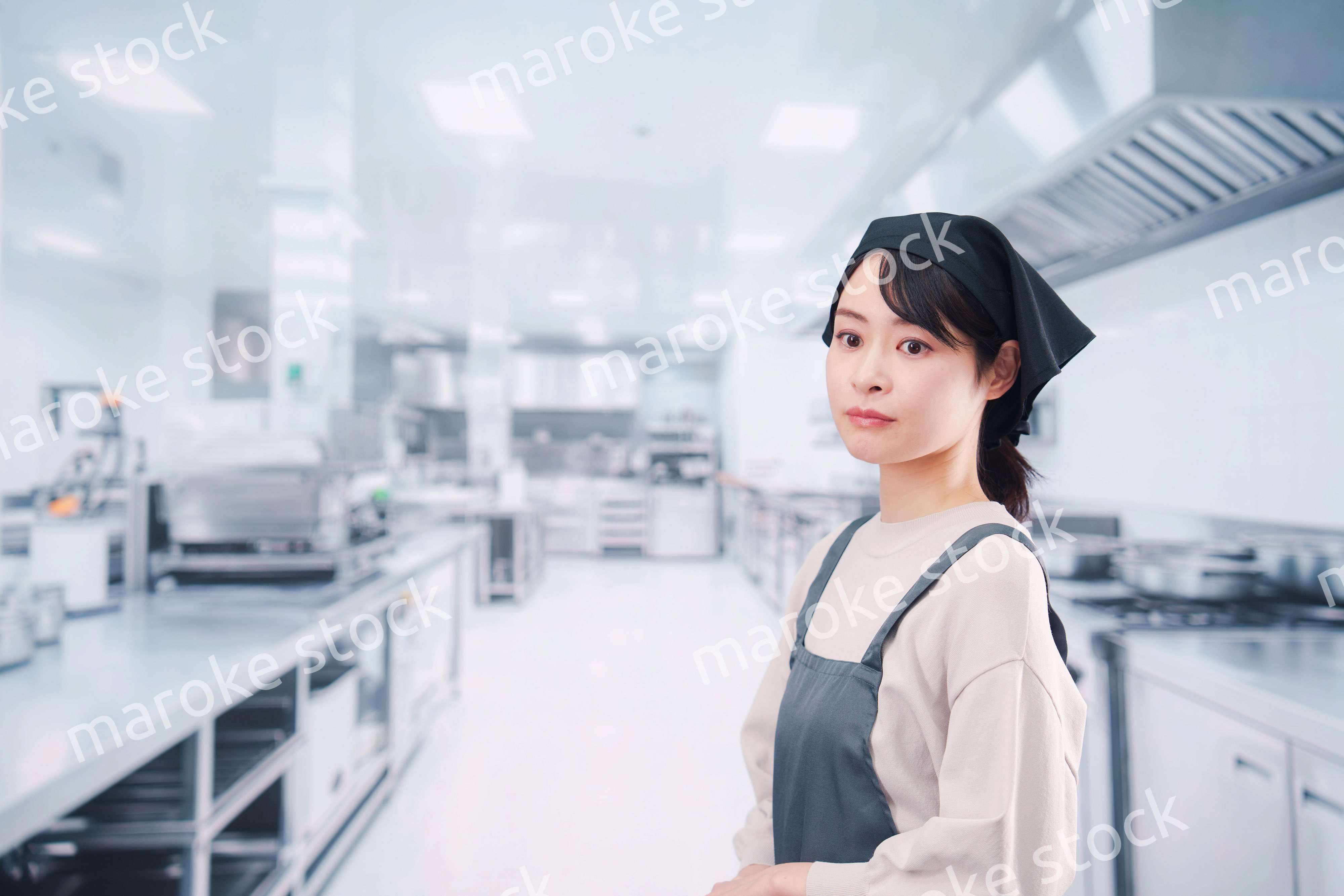 厨房で働く調理師の女性