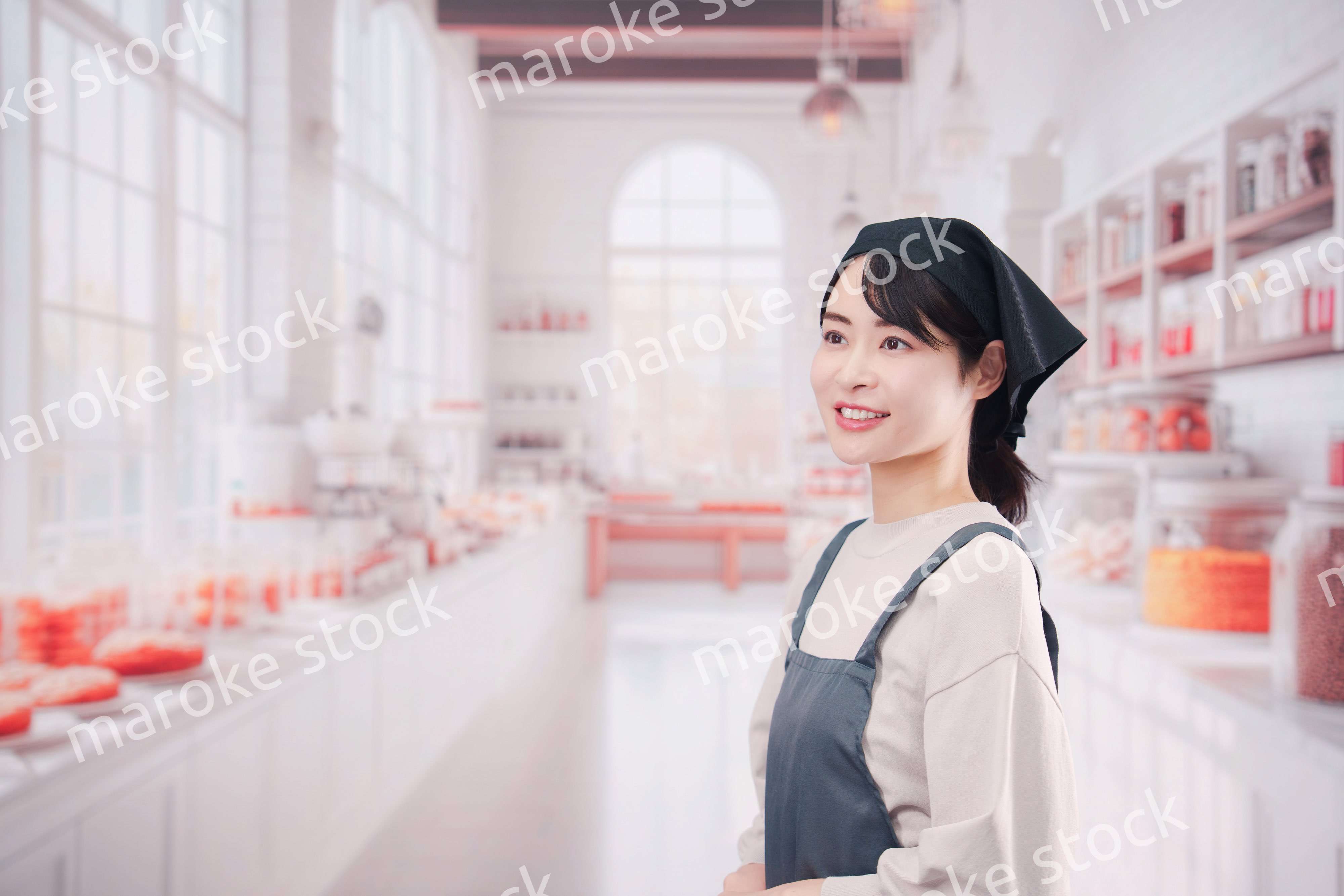 パン屋で働く若い女性