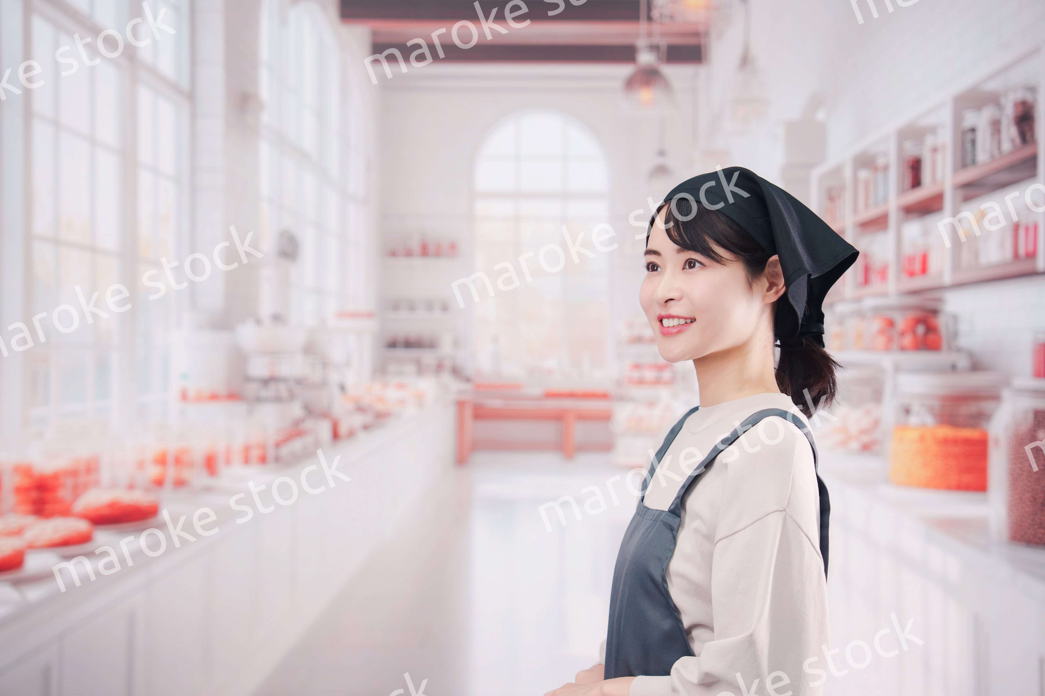 パン屋で働く若い女性