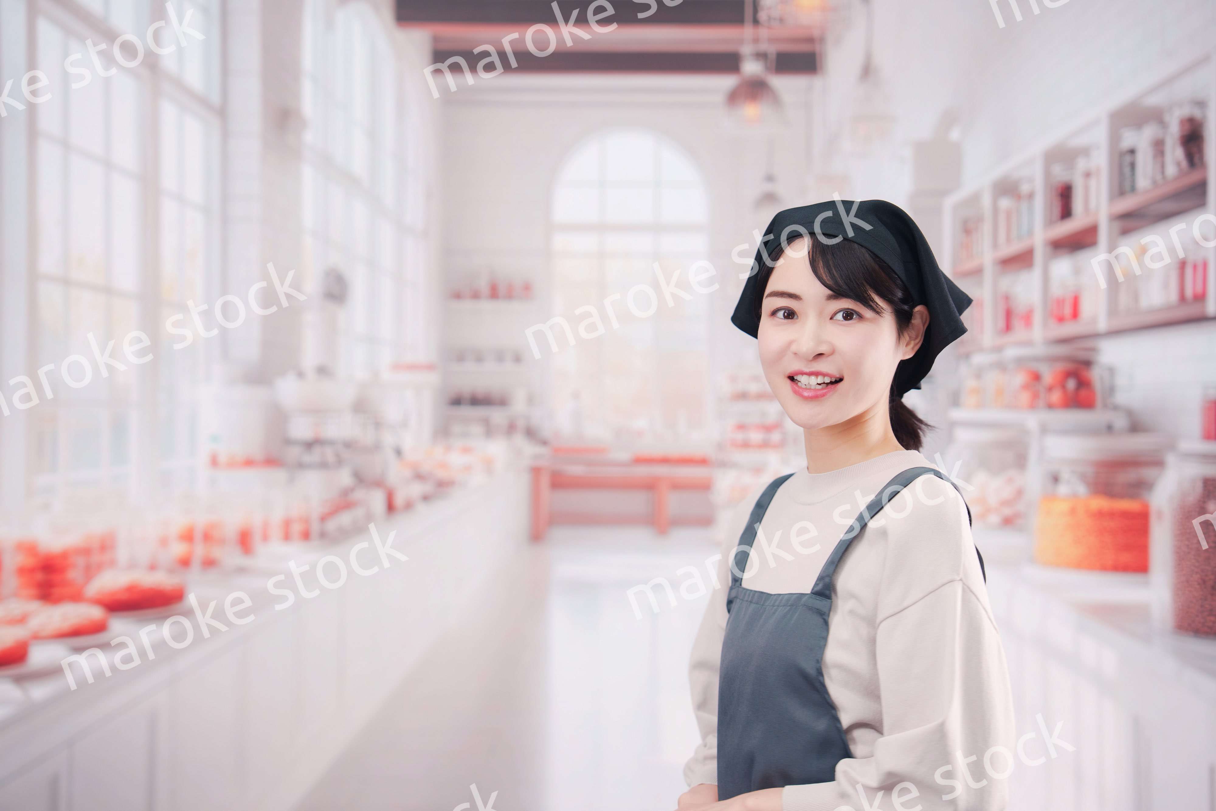 パン屋で働く若い女性