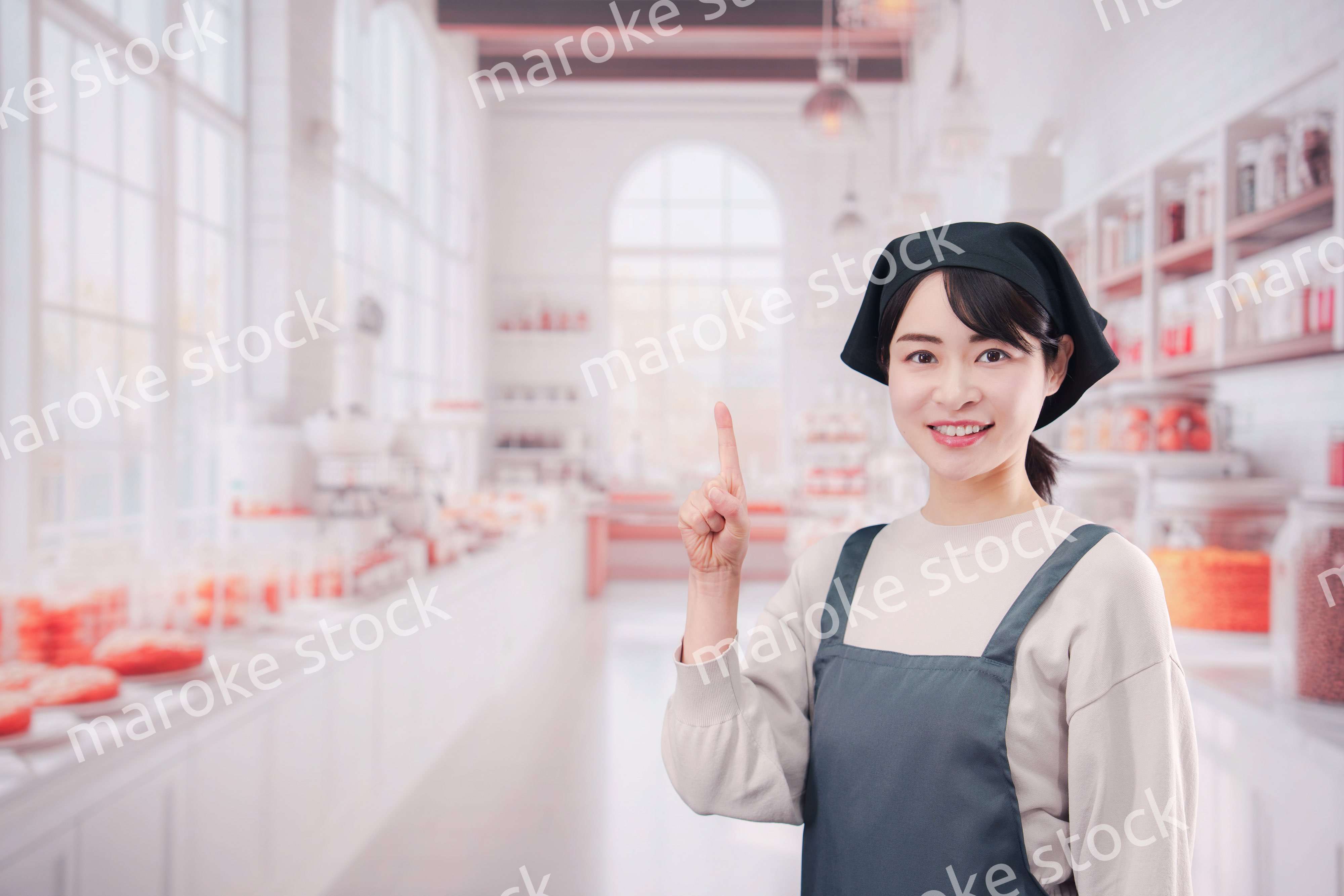 パン屋で働く若い女性