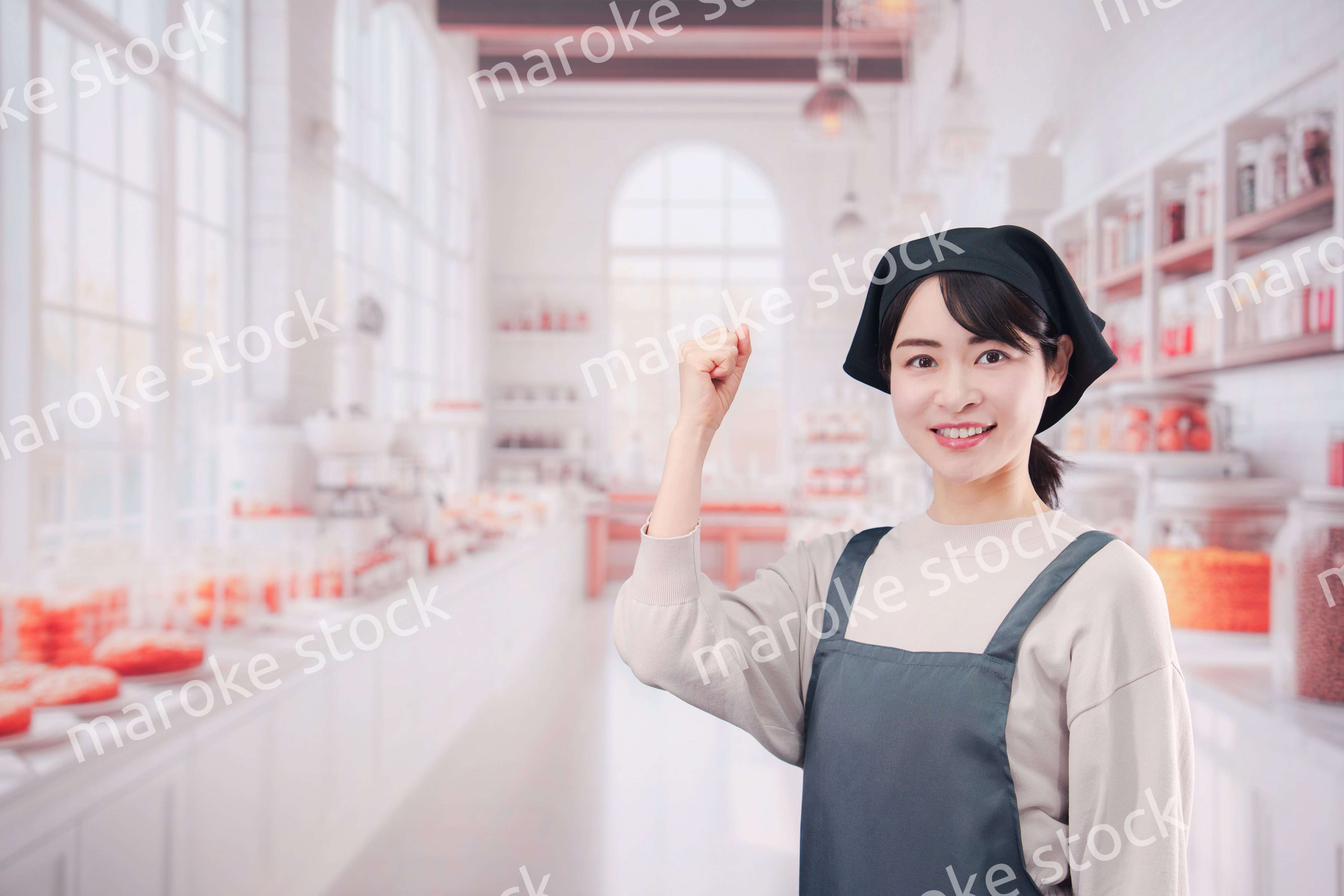 パン屋で働く若い女性