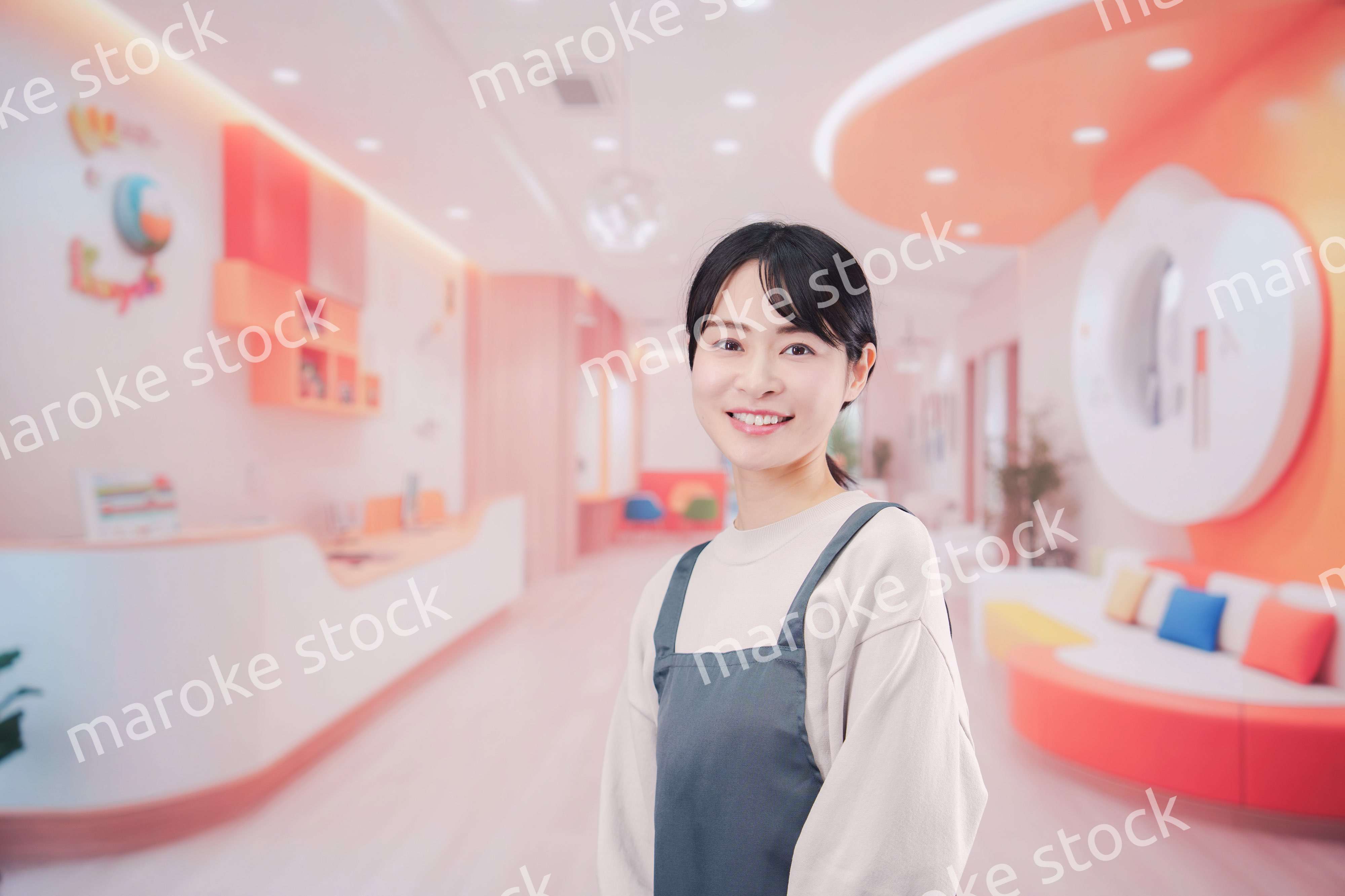 保育施設で働く若い女性