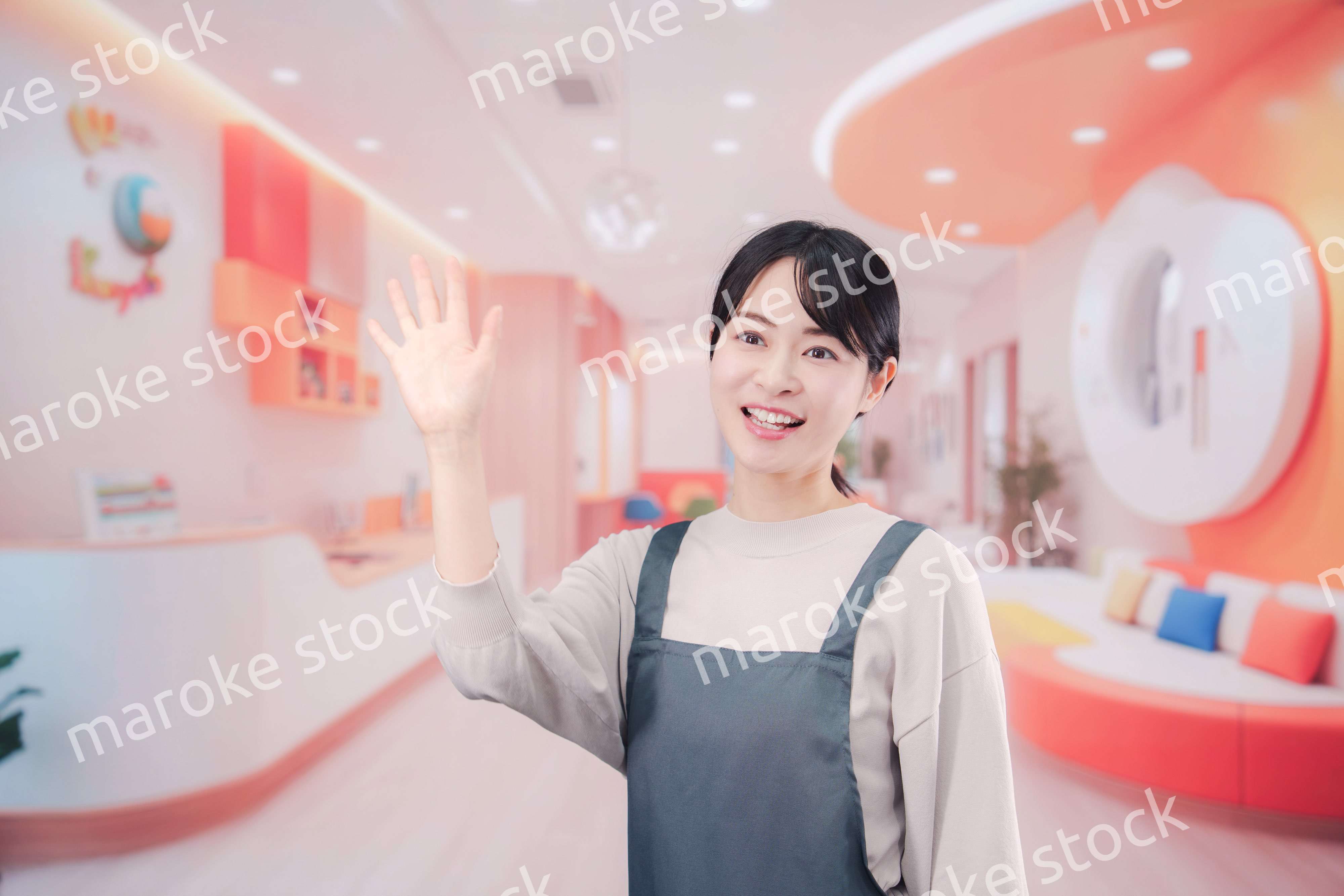 保育施設で働く若い女性