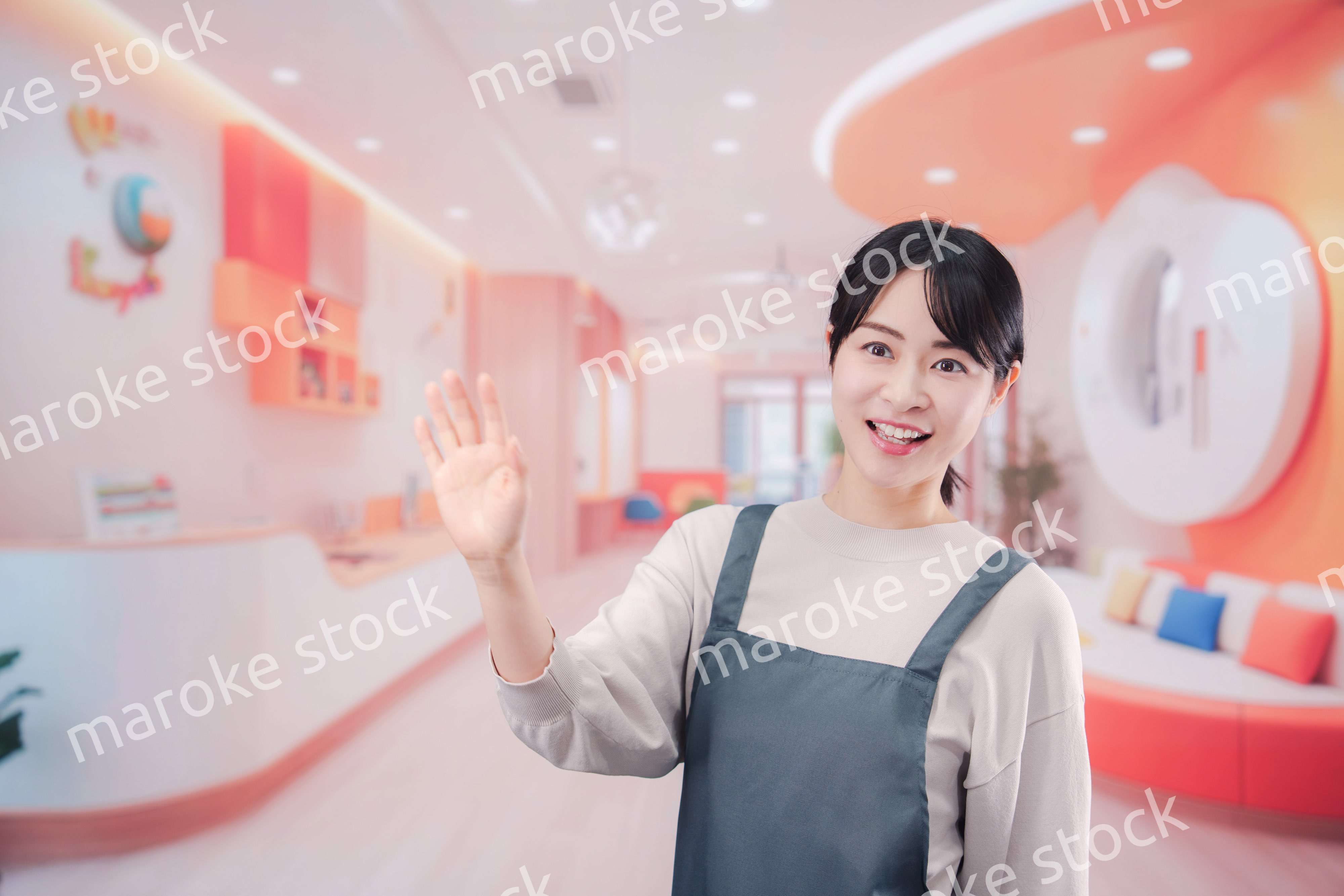 保育施設で働く若い女性