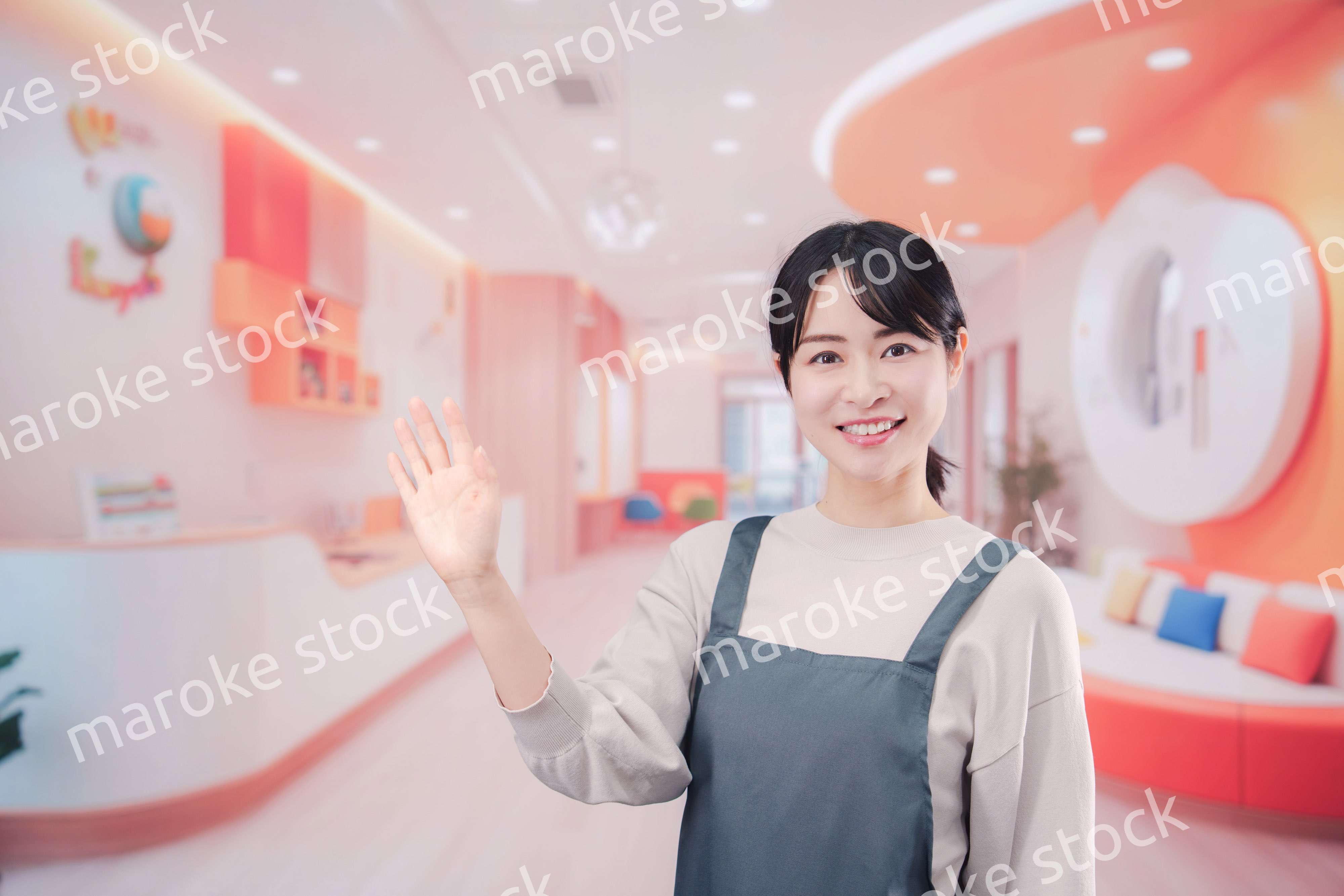 保育施設で働く若い女性