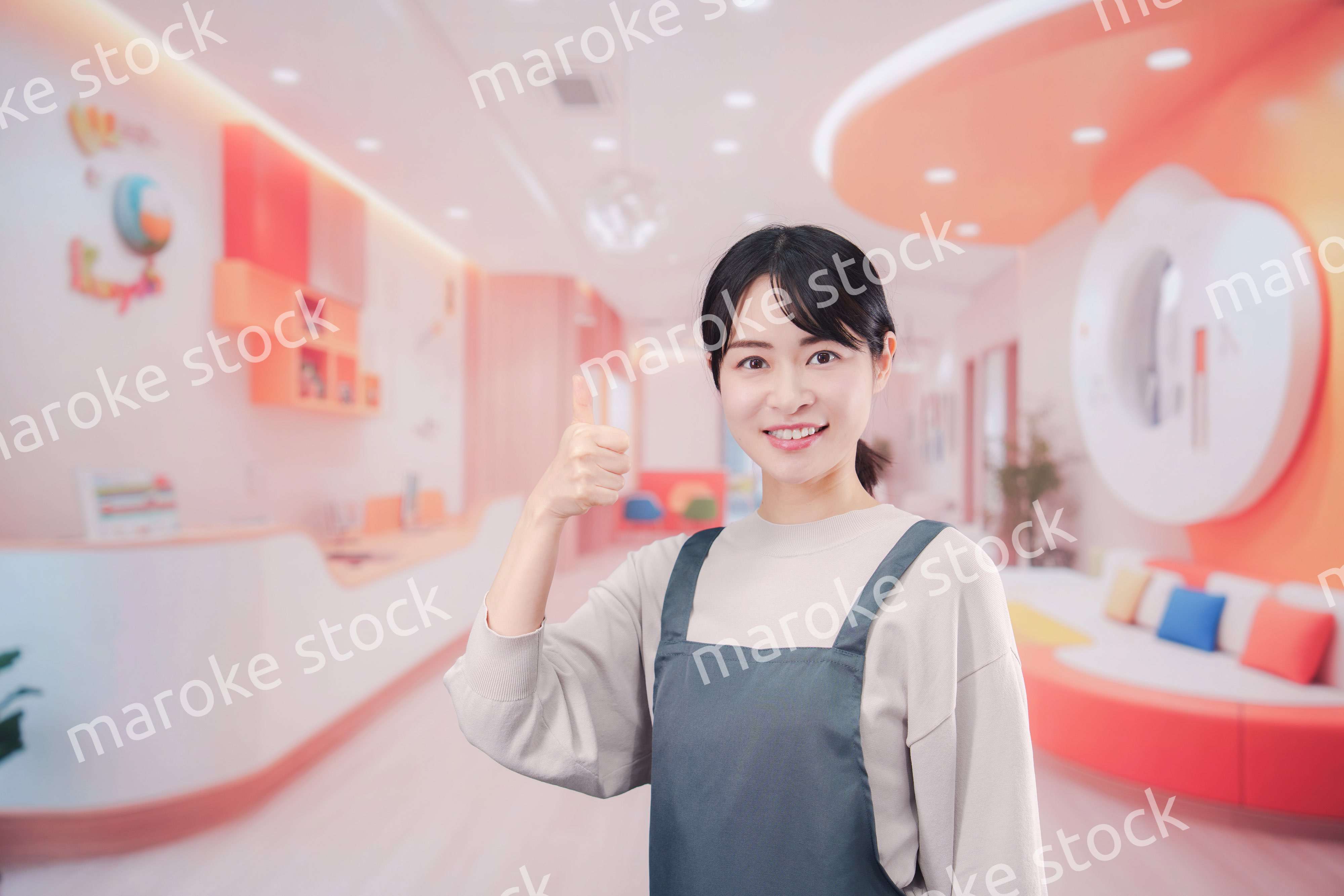 保育施設で働く若い女性