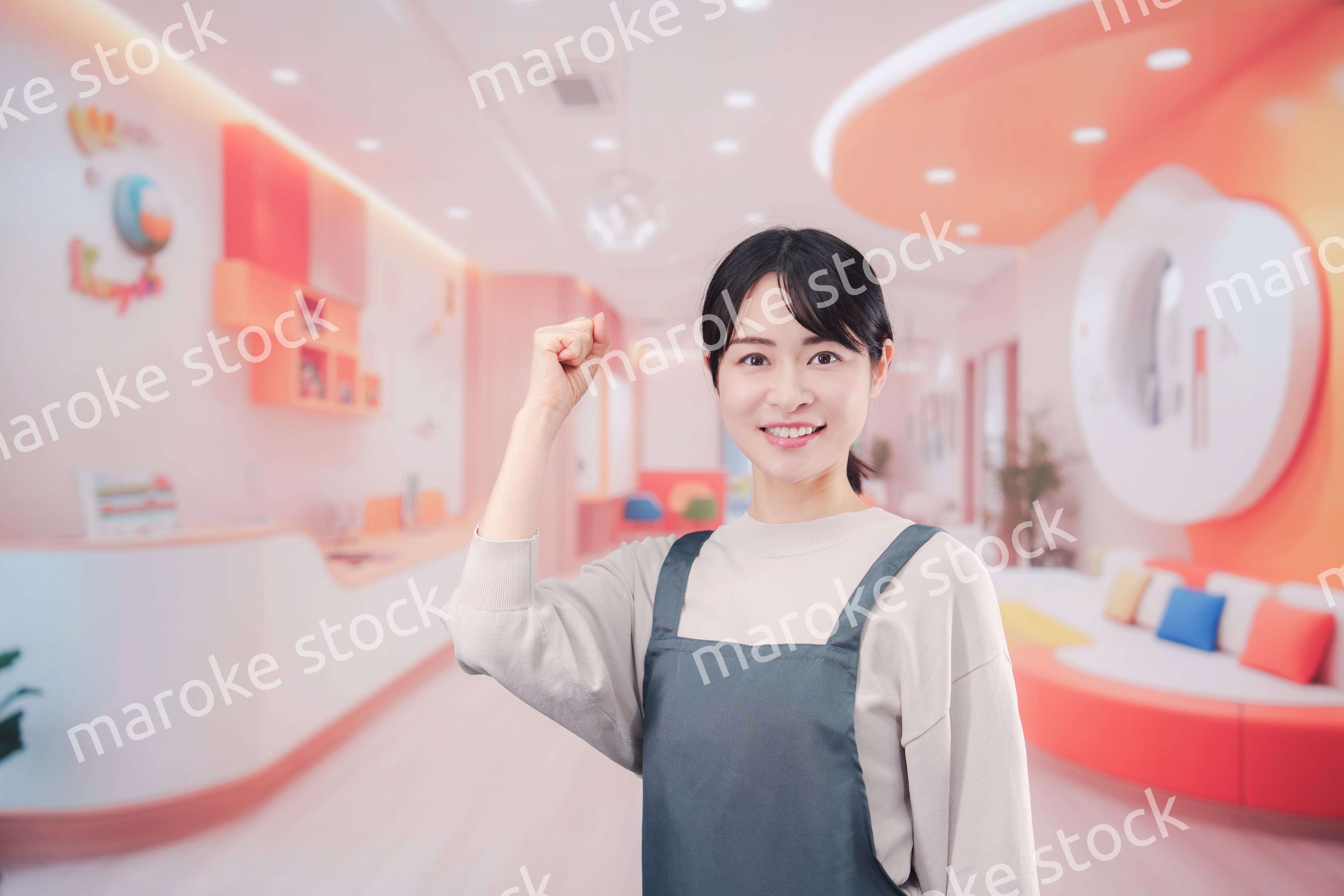 保育施設で働く若い女性