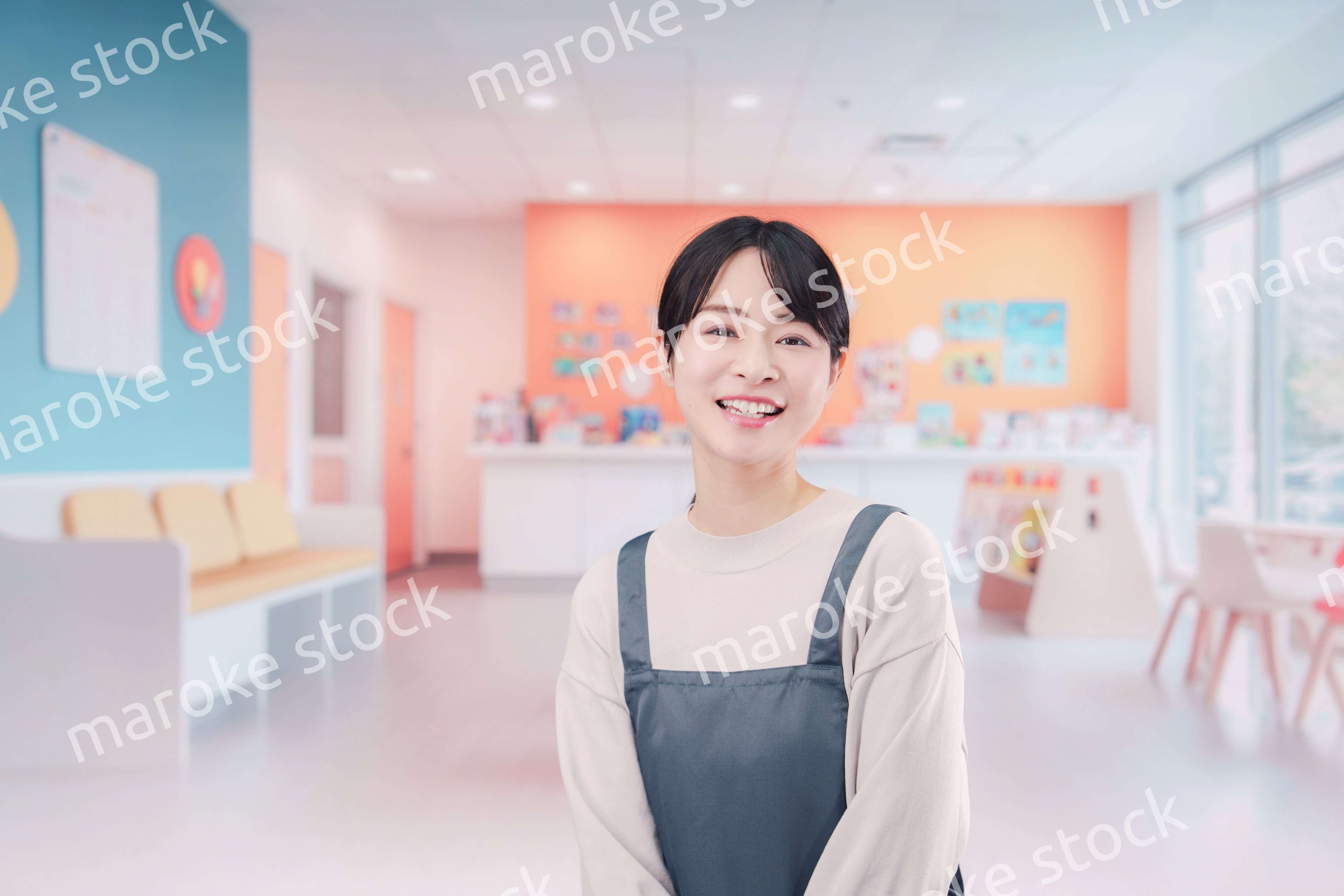 保育施設で働く若い女性