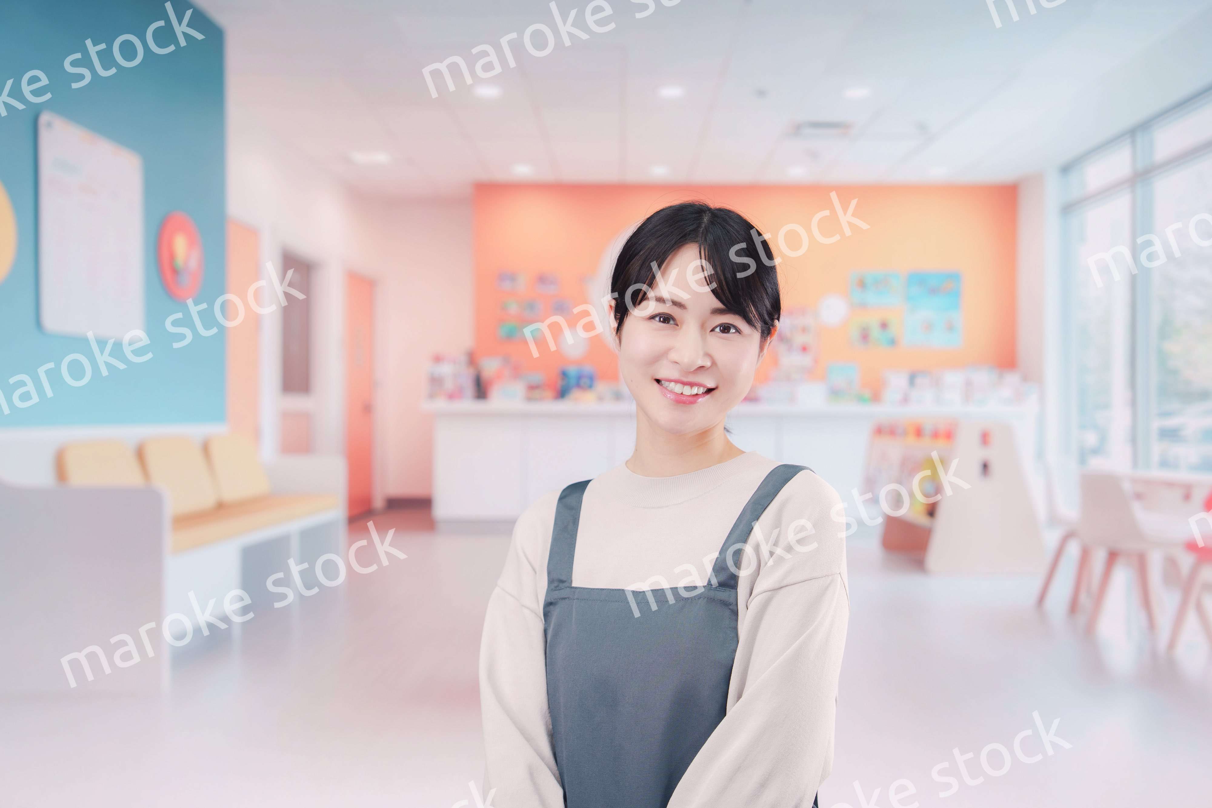 保育施設で働く若い女性