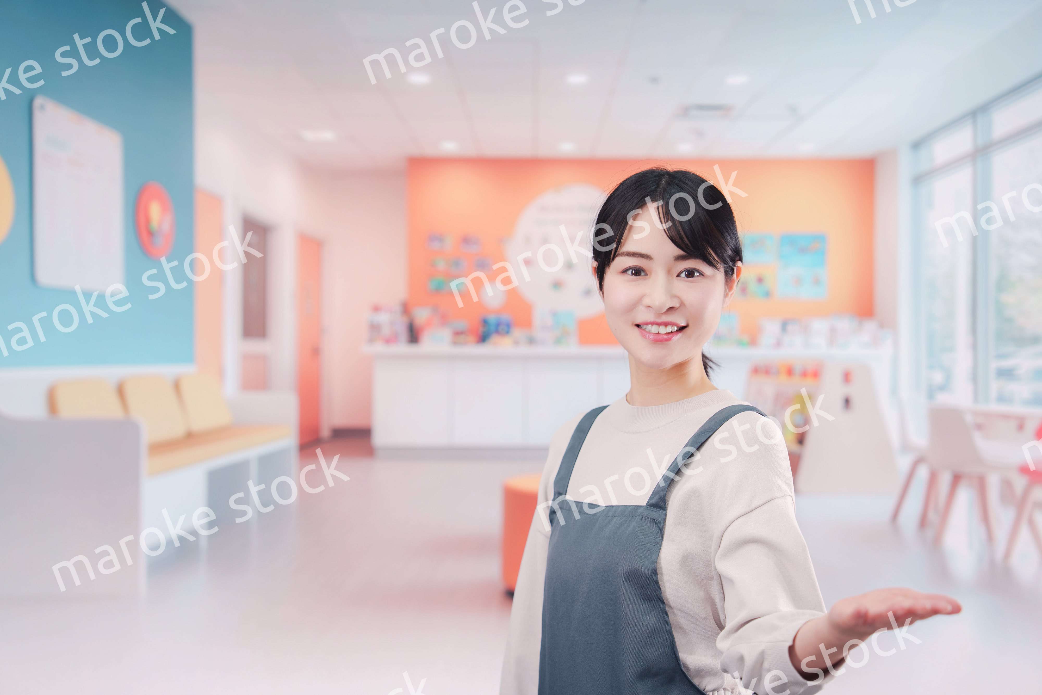 保育施設で働く若い女性