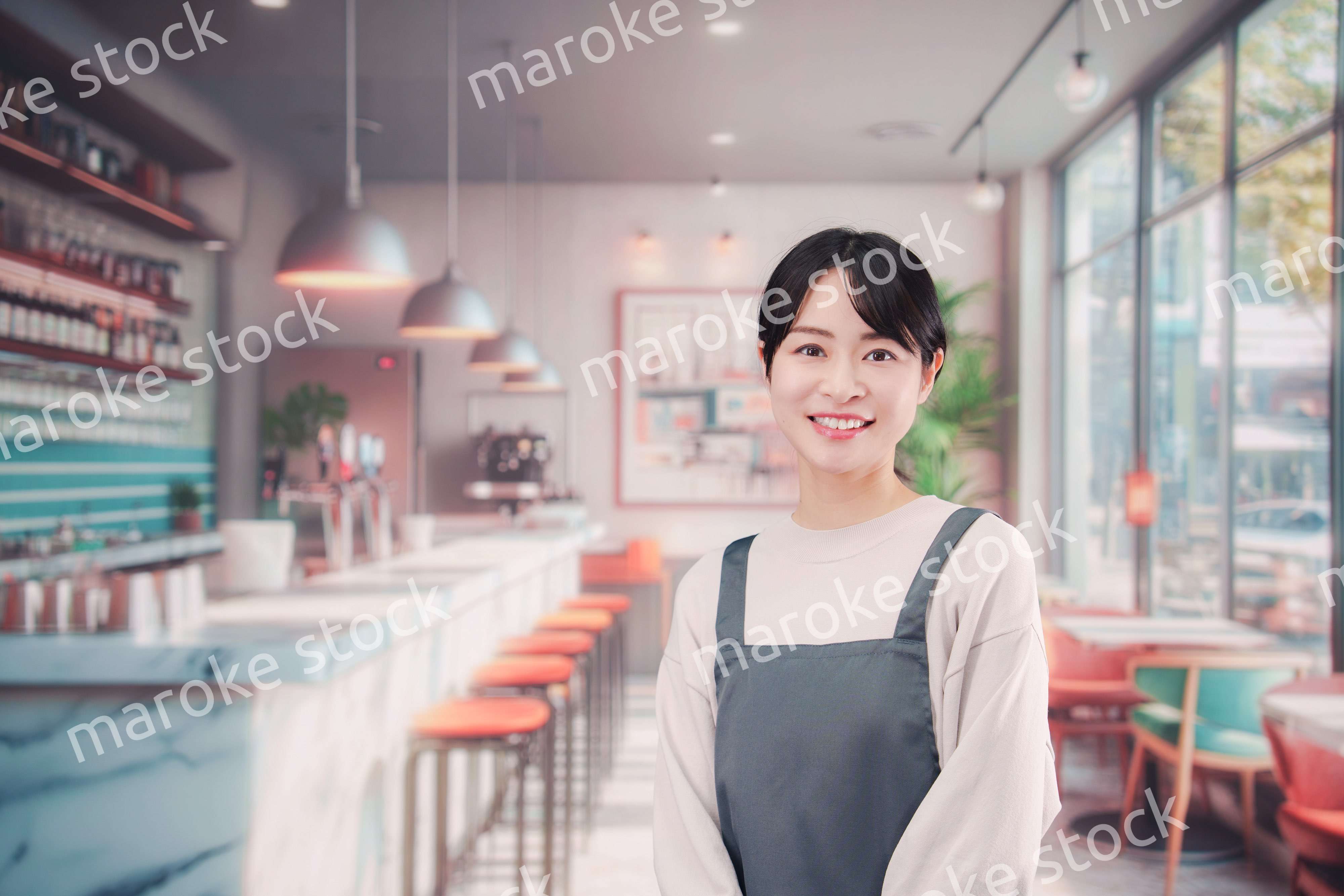 バーでホールスタッフとして働く若い女性